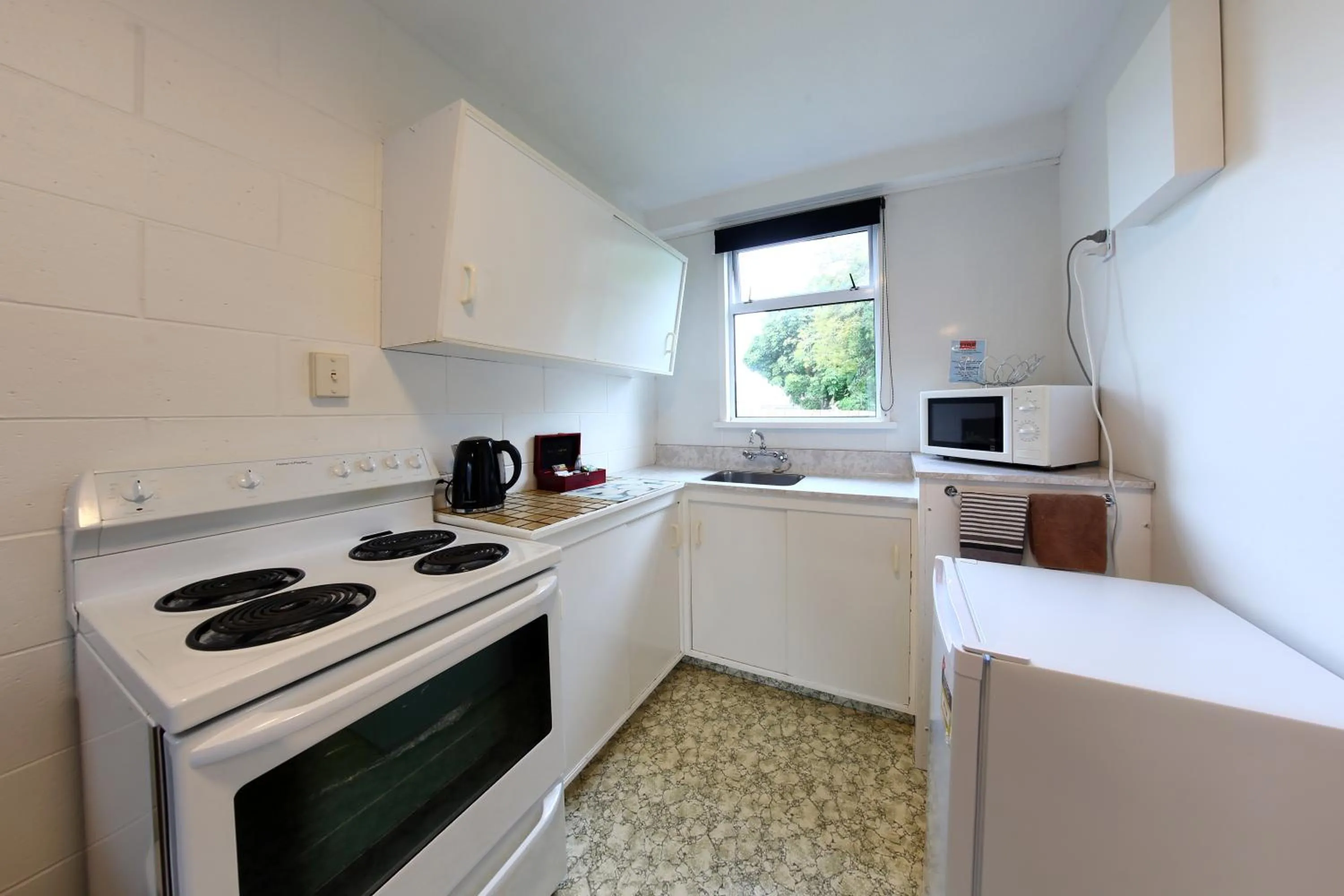 Kitchen or kitchenette in 289 Midway Motel