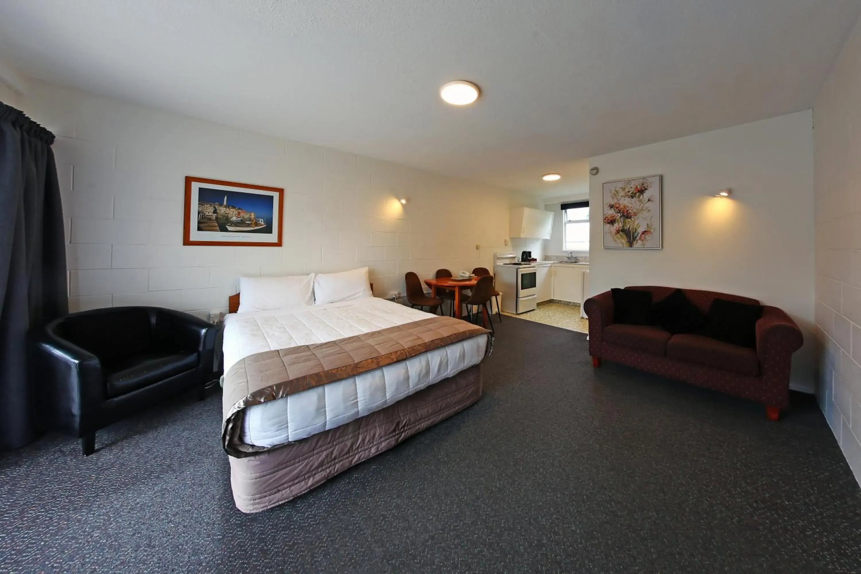 One-Bedroom Apartment in 289 Midway Motel One-Bedroom Apartment in 289 Midway Motel