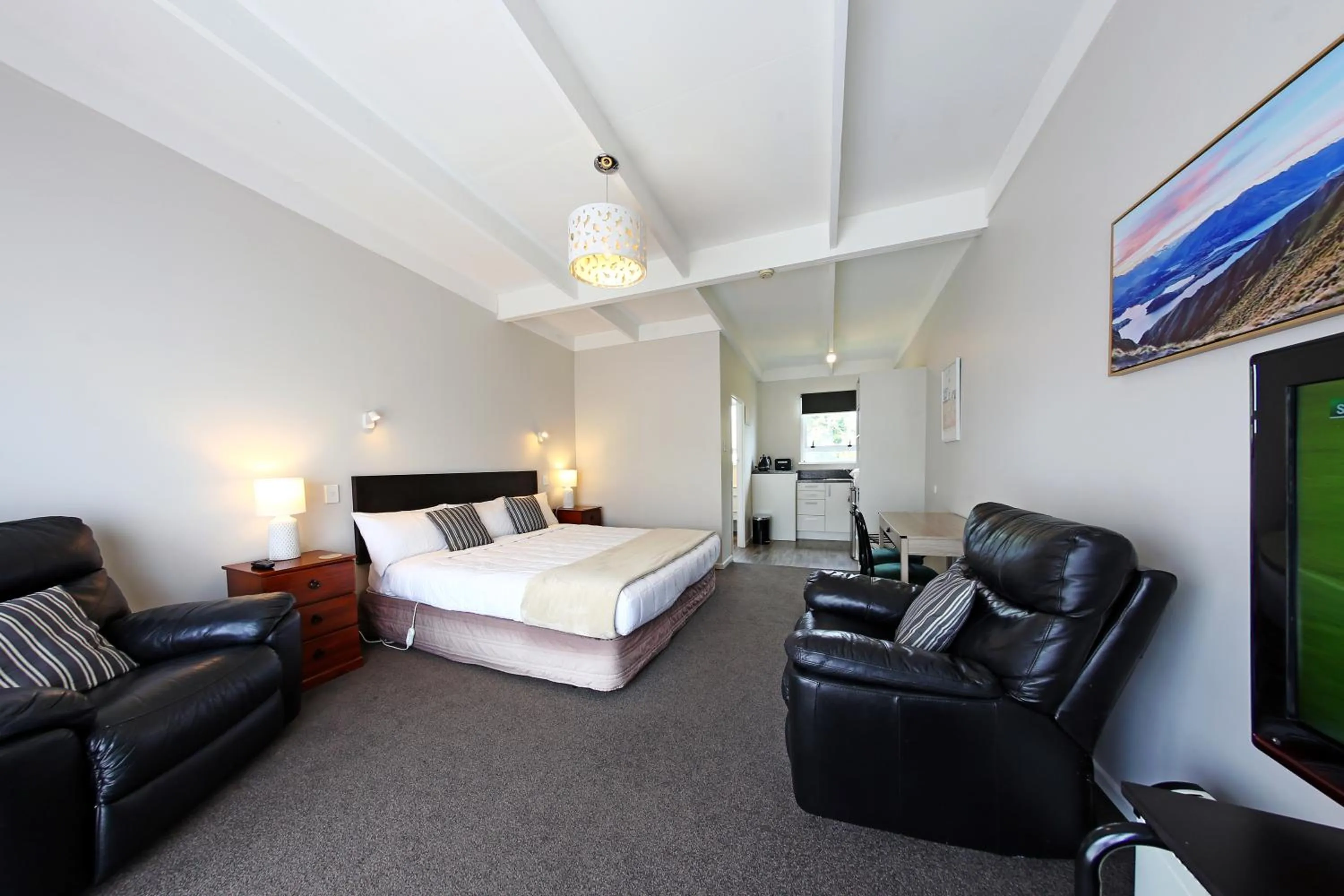 Photo of the whole room, Bed in 289 Midway Motel