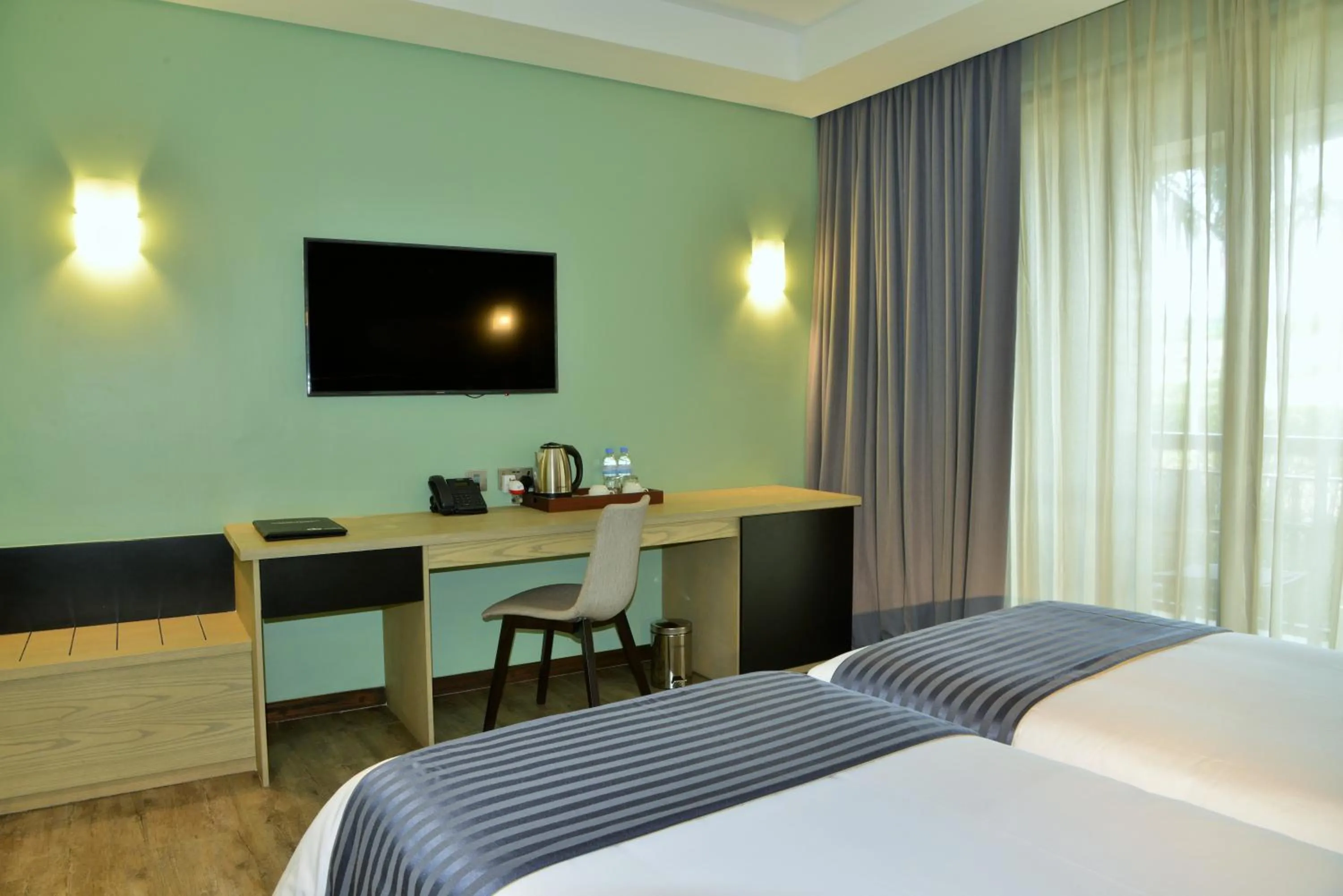 Coffee/tea facilities, Bed in EPIC Hotel & Suites