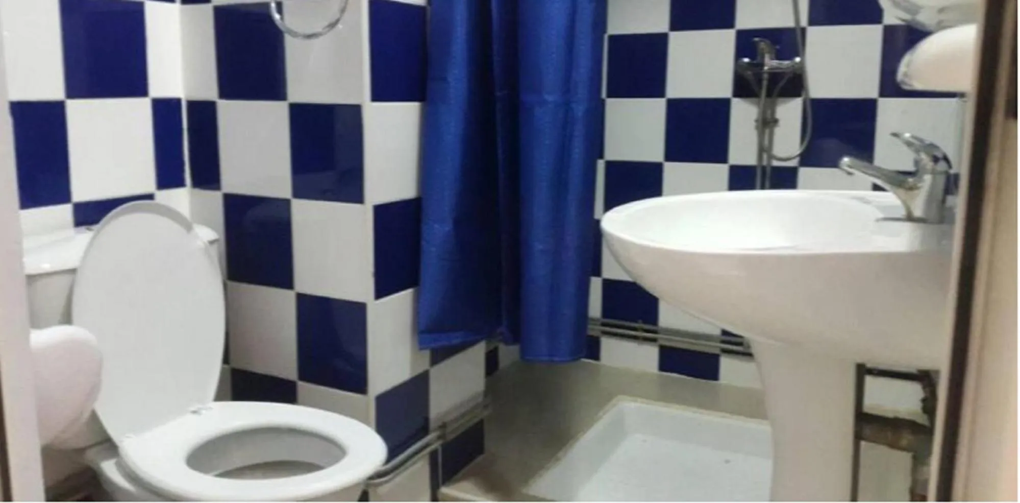 Toilet in Roza Hotel