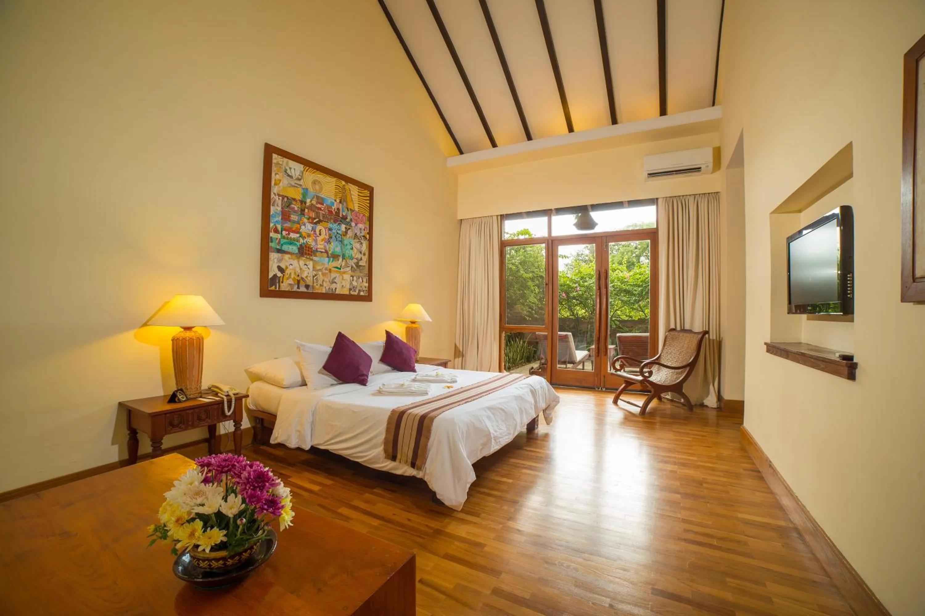 Photo of the whole room, Bed in The Hotel @ Tharabar Gate