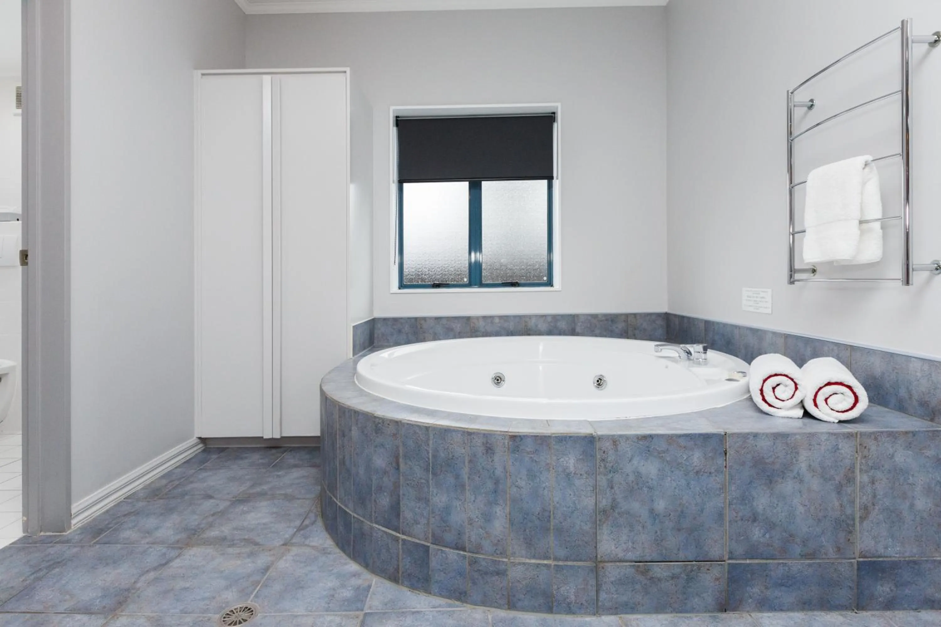 Bath in Aubyn Court Spa Motel