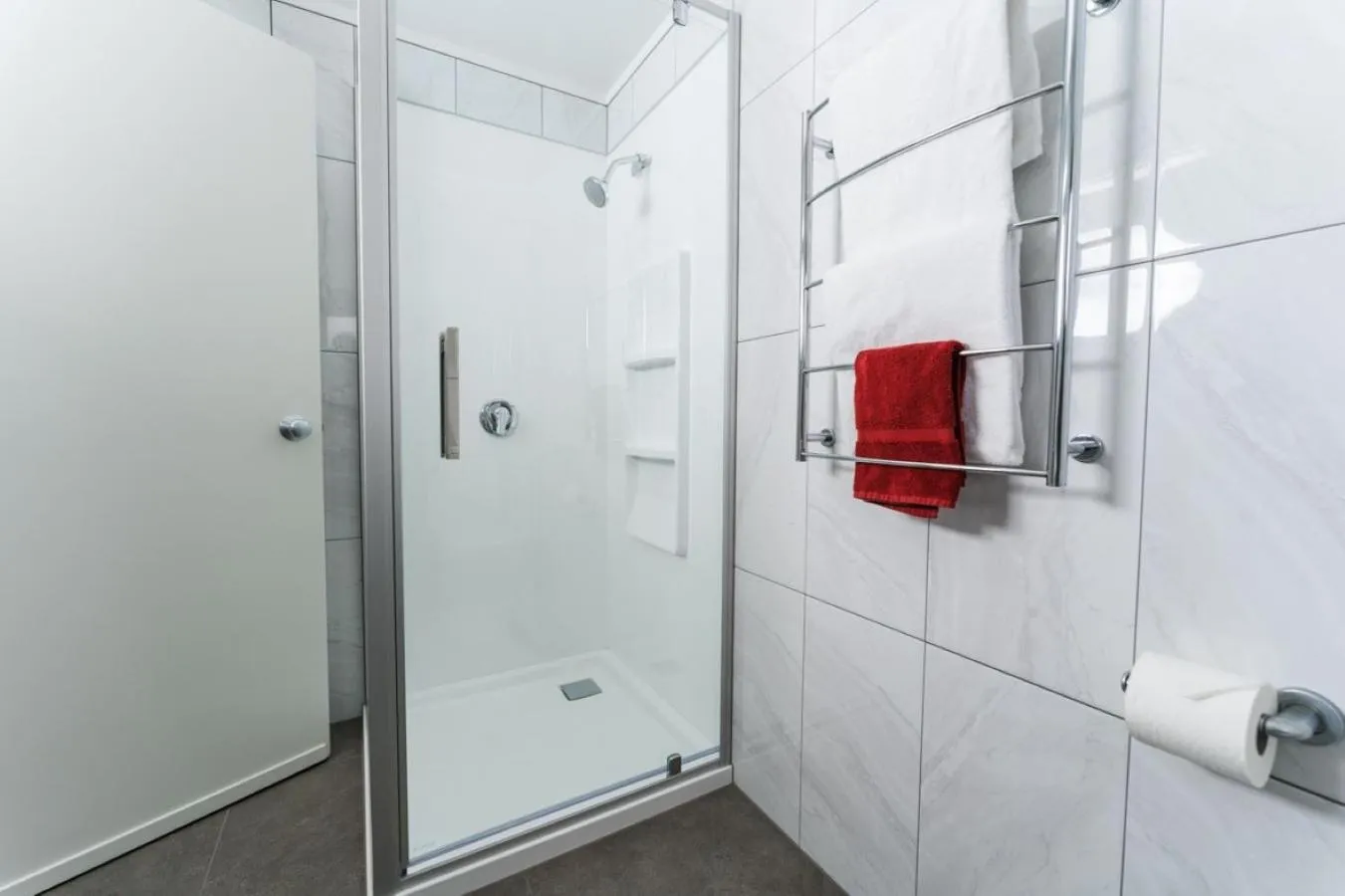 Shower in Aubyn Court Spa Motel