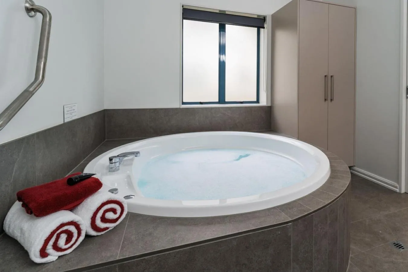 Hot Tub in Aubyn Court Spa Motel