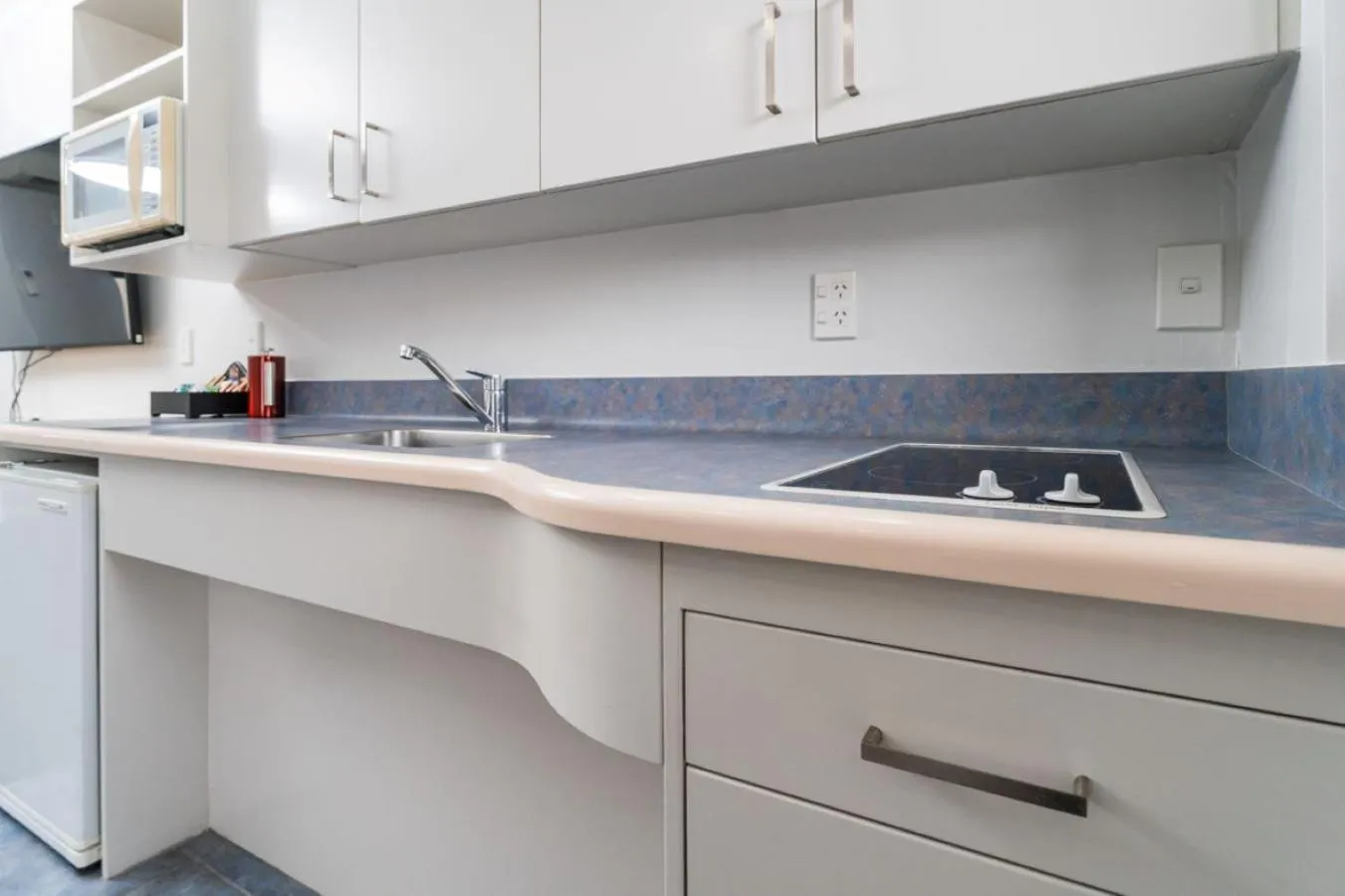 Kitchen or kitchenette in Aubyn Court Spa Motel