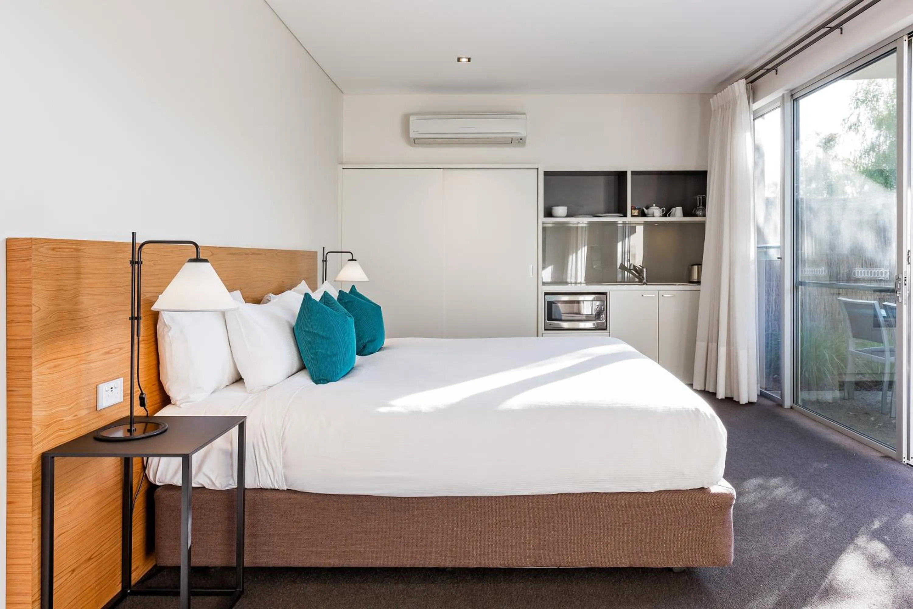 Coffee/tea facilities, Bed in Smiths Beach Resort