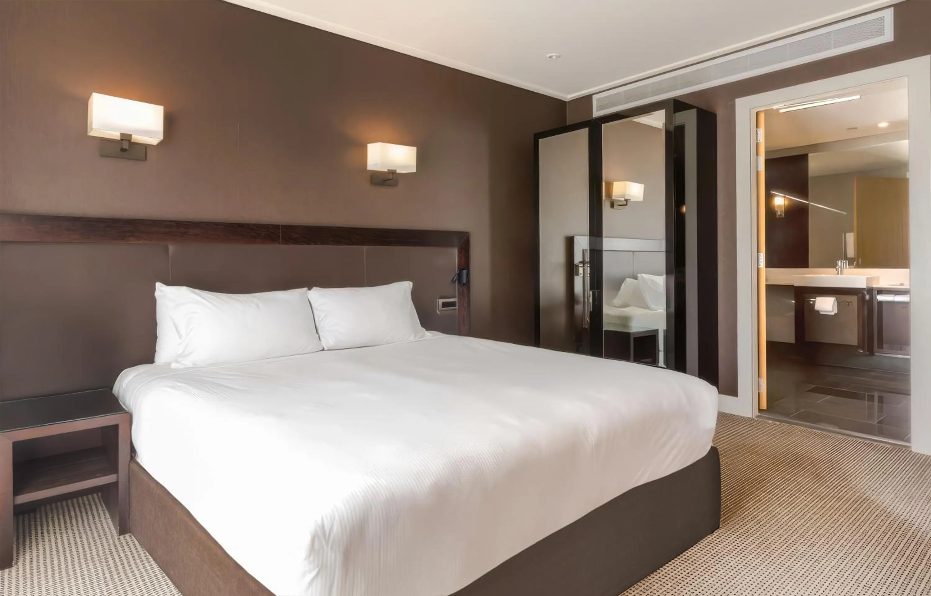 Bedroom, Bed in Hilton Queenstown Resort & Spa