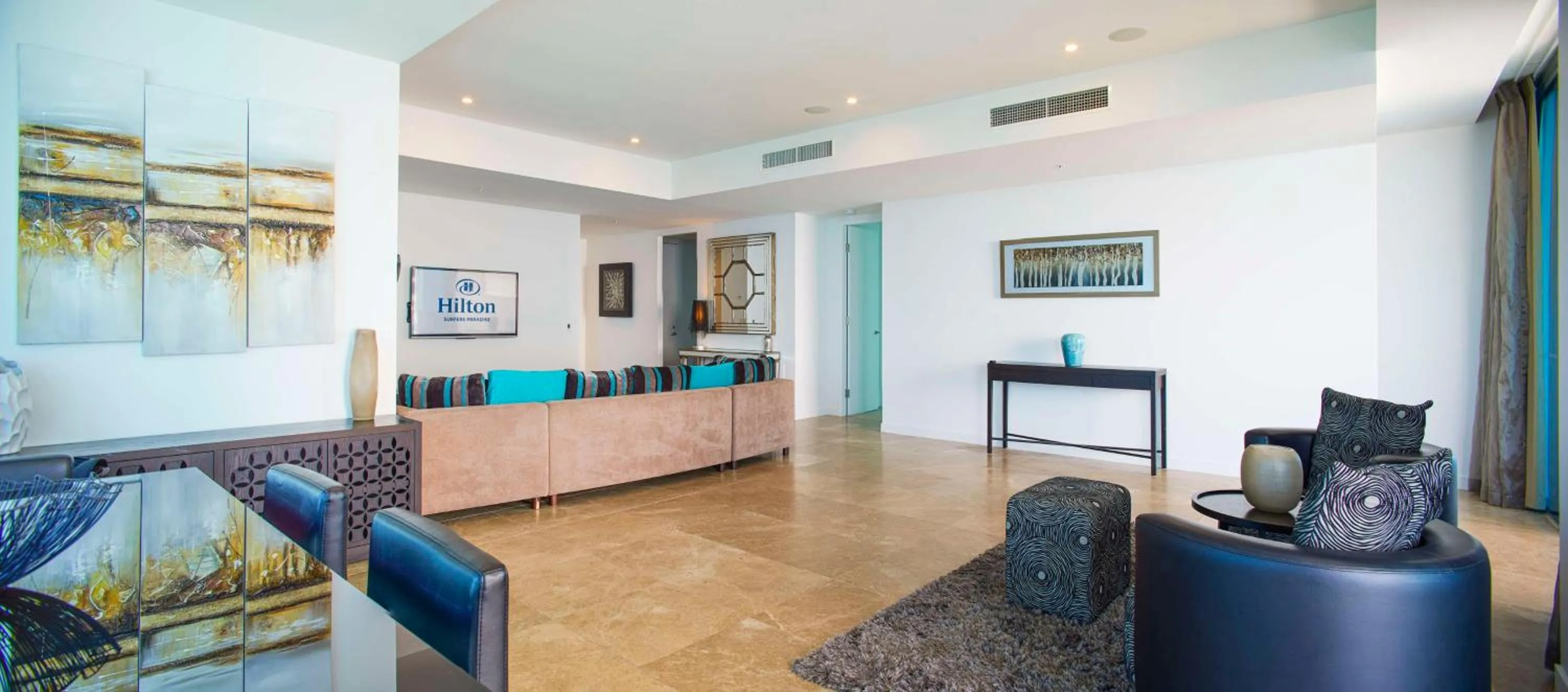 Living room, Bed in Hilton Surfers Paradise Hotel & Residences