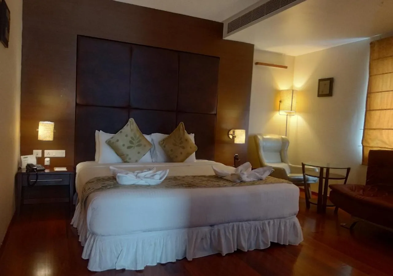 Bedroom, Bed in Grand Gardenia