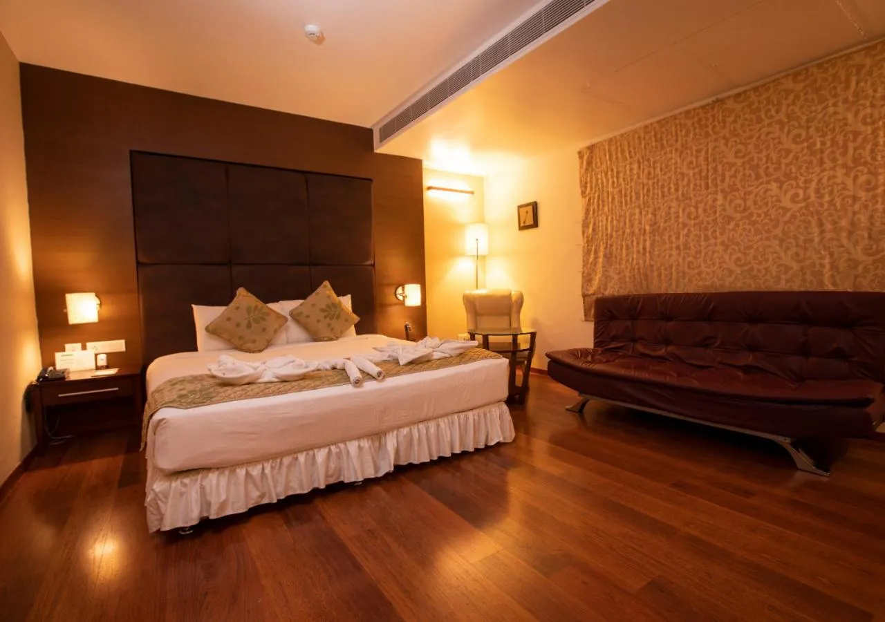 Bedroom, Bed in Grand Gardenia