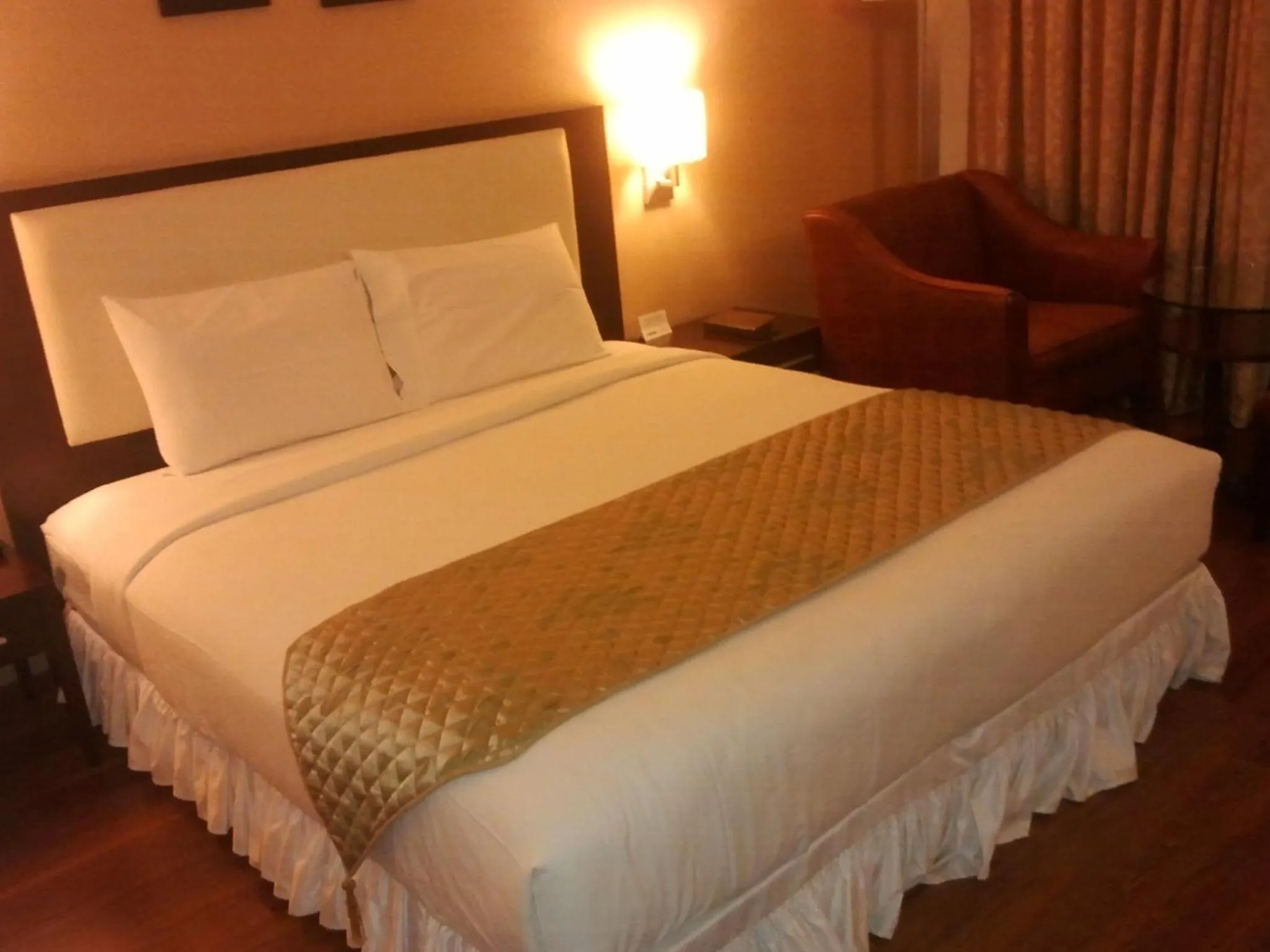 Bedroom, Bed in Grand Gardenia