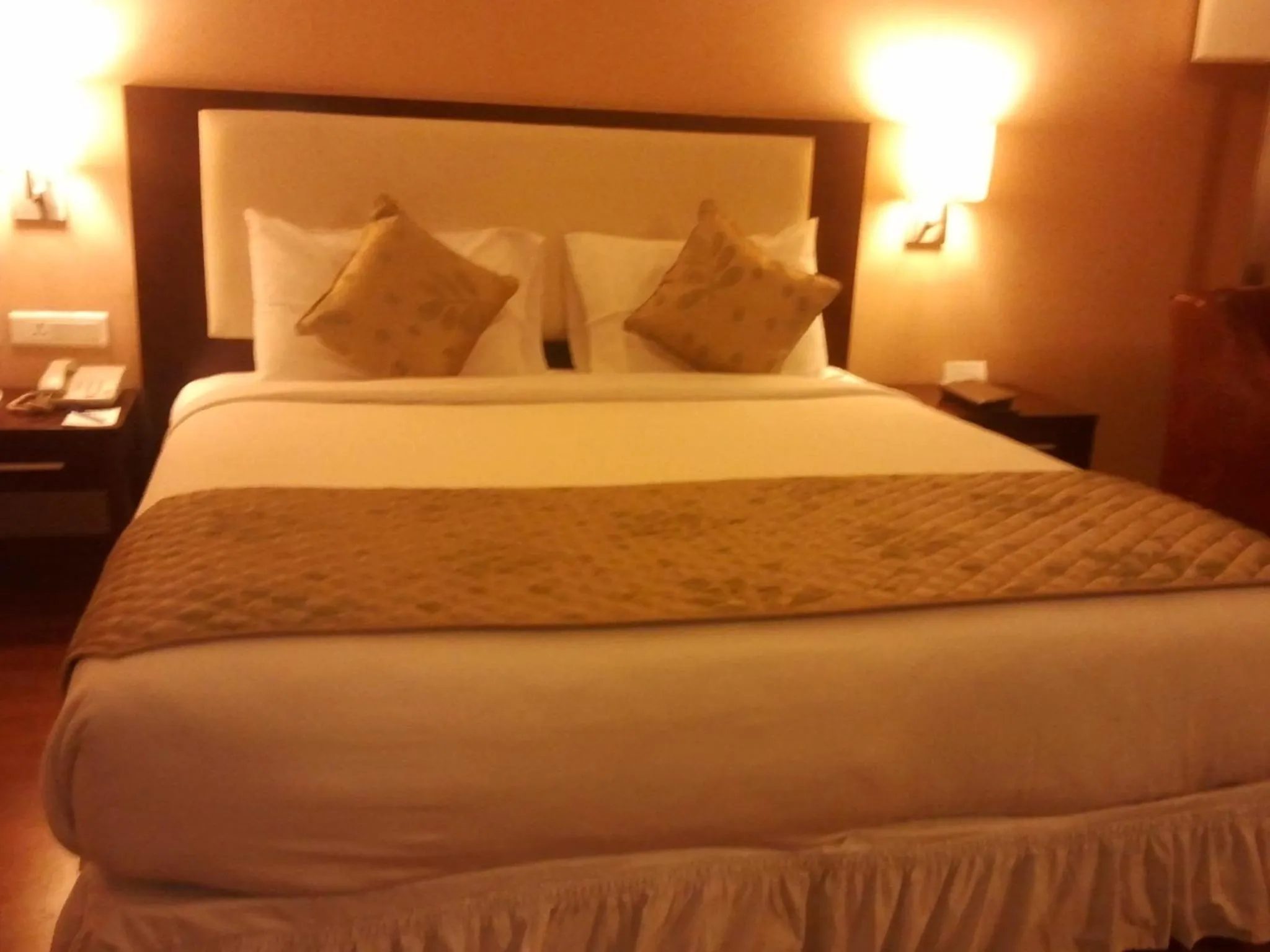 Bedroom, Bed in Grand Gardenia