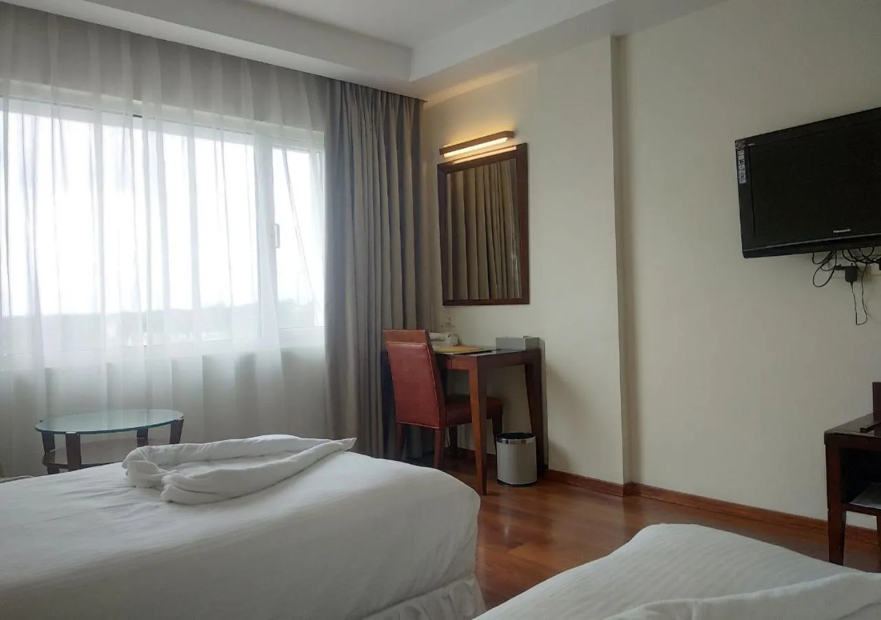 Bedroom, Bed in Grand Gardenia