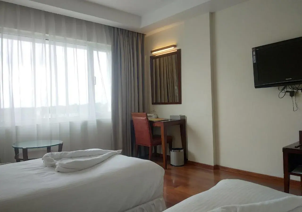 Bedroom, Bed in Grand Gardenia Bedroom, Bed in Grand Gardenia