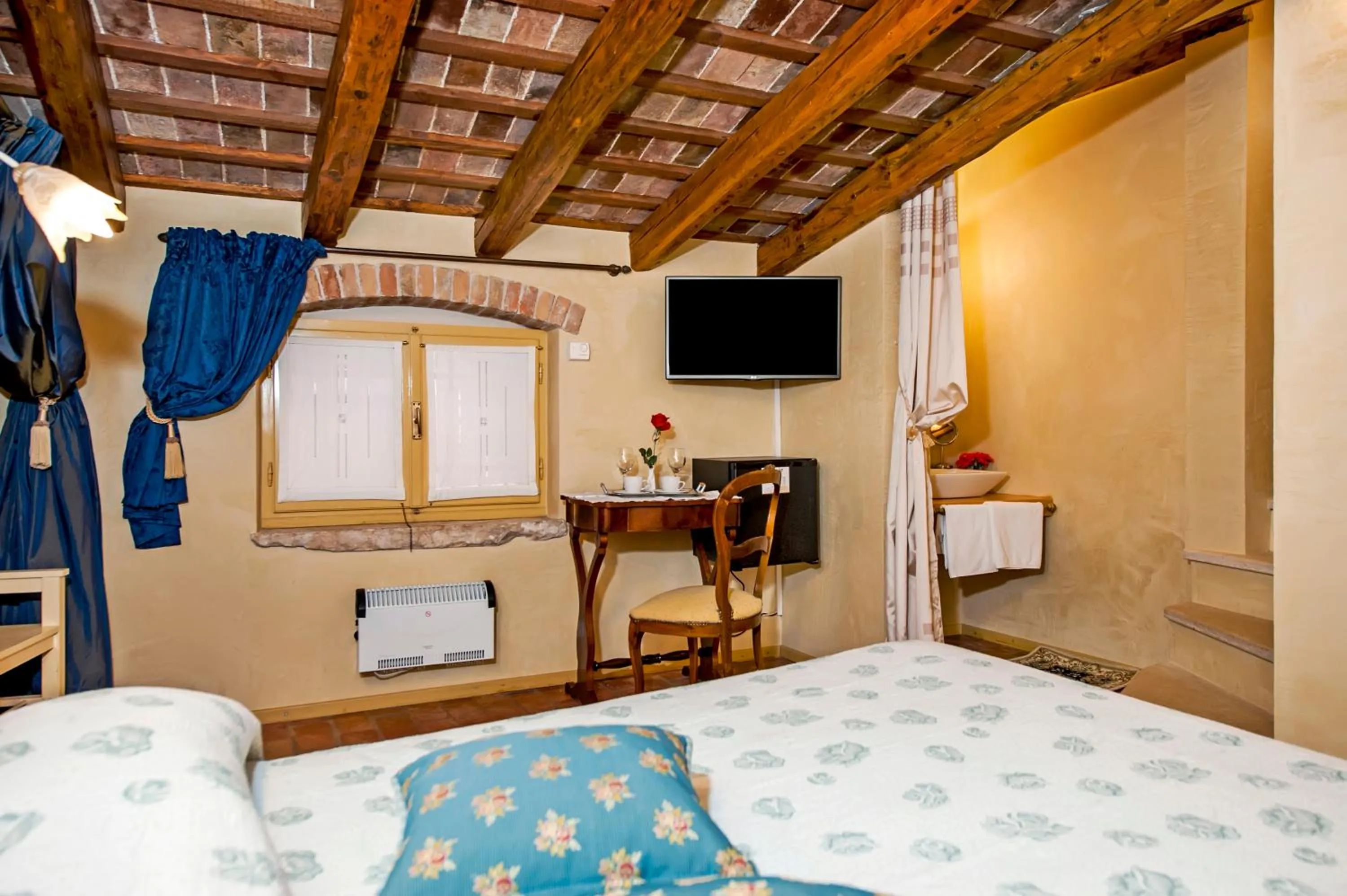 Photo of the whole room, Bed in Residence PORTA ANTICA Centro Storico