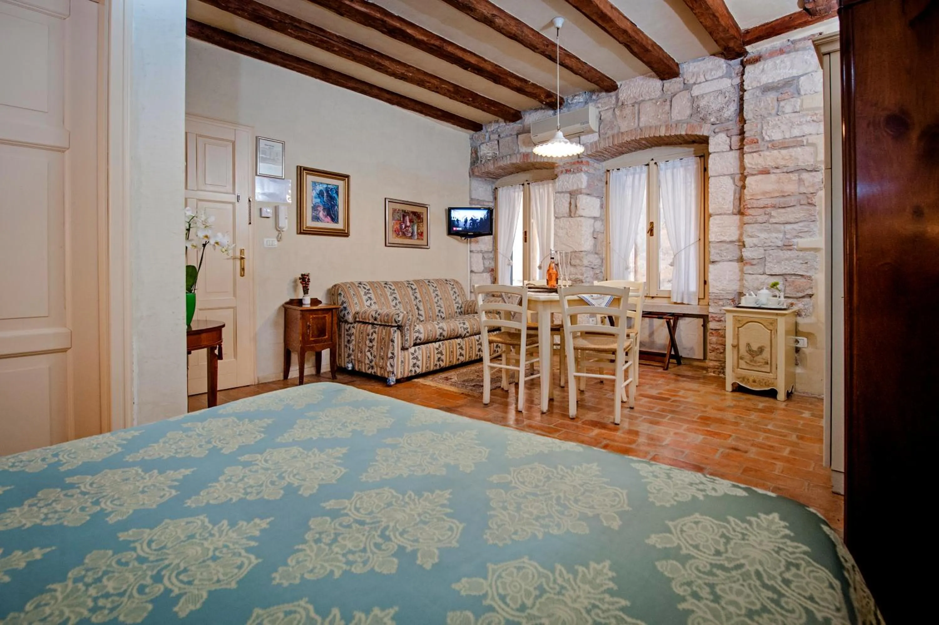 Photo of the whole room, Bed in Residence PORTA ANTICA Centro Storico