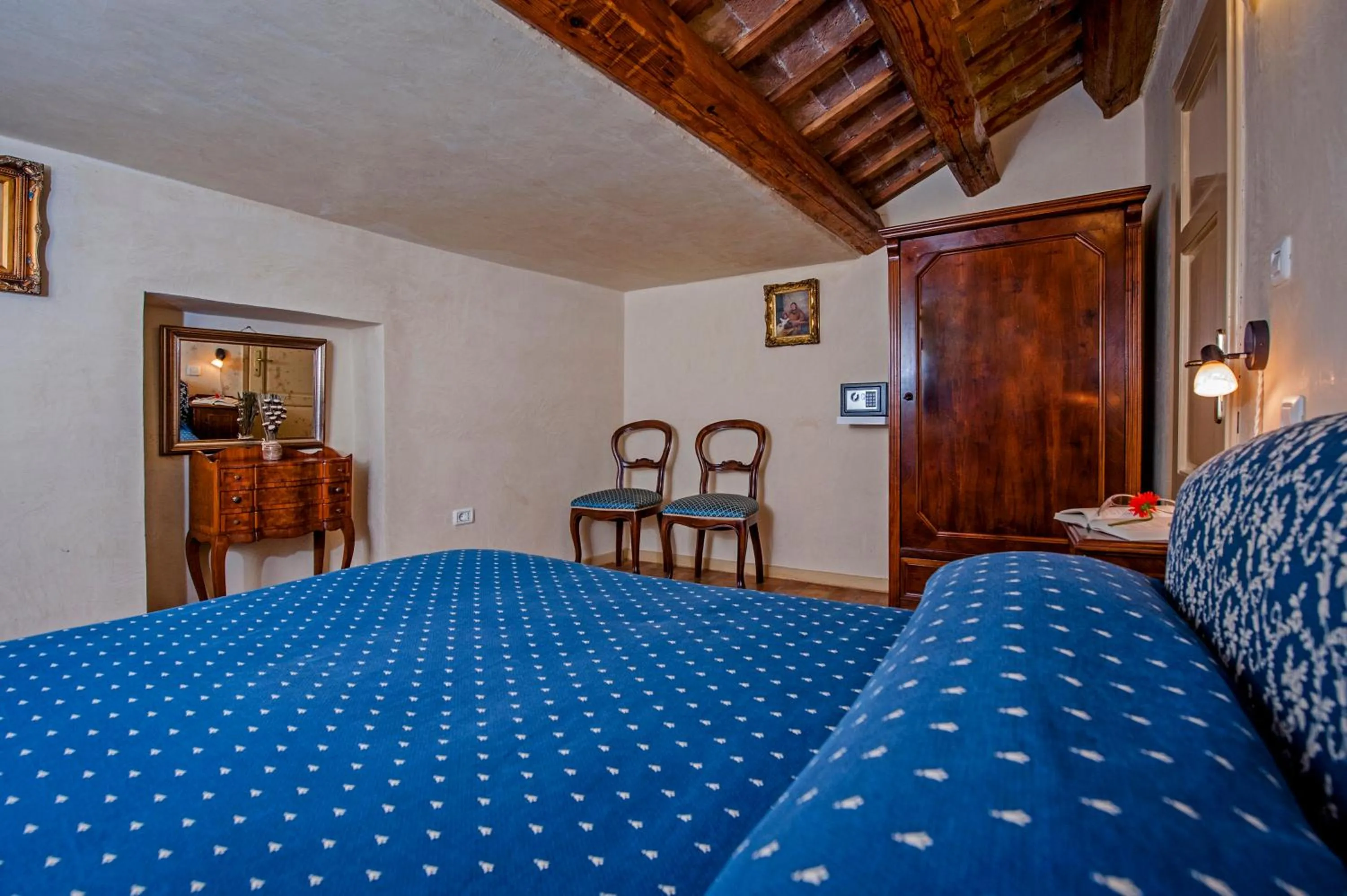 Photo of the whole room, Bed in Residence PORTA ANTICA Centro Storico