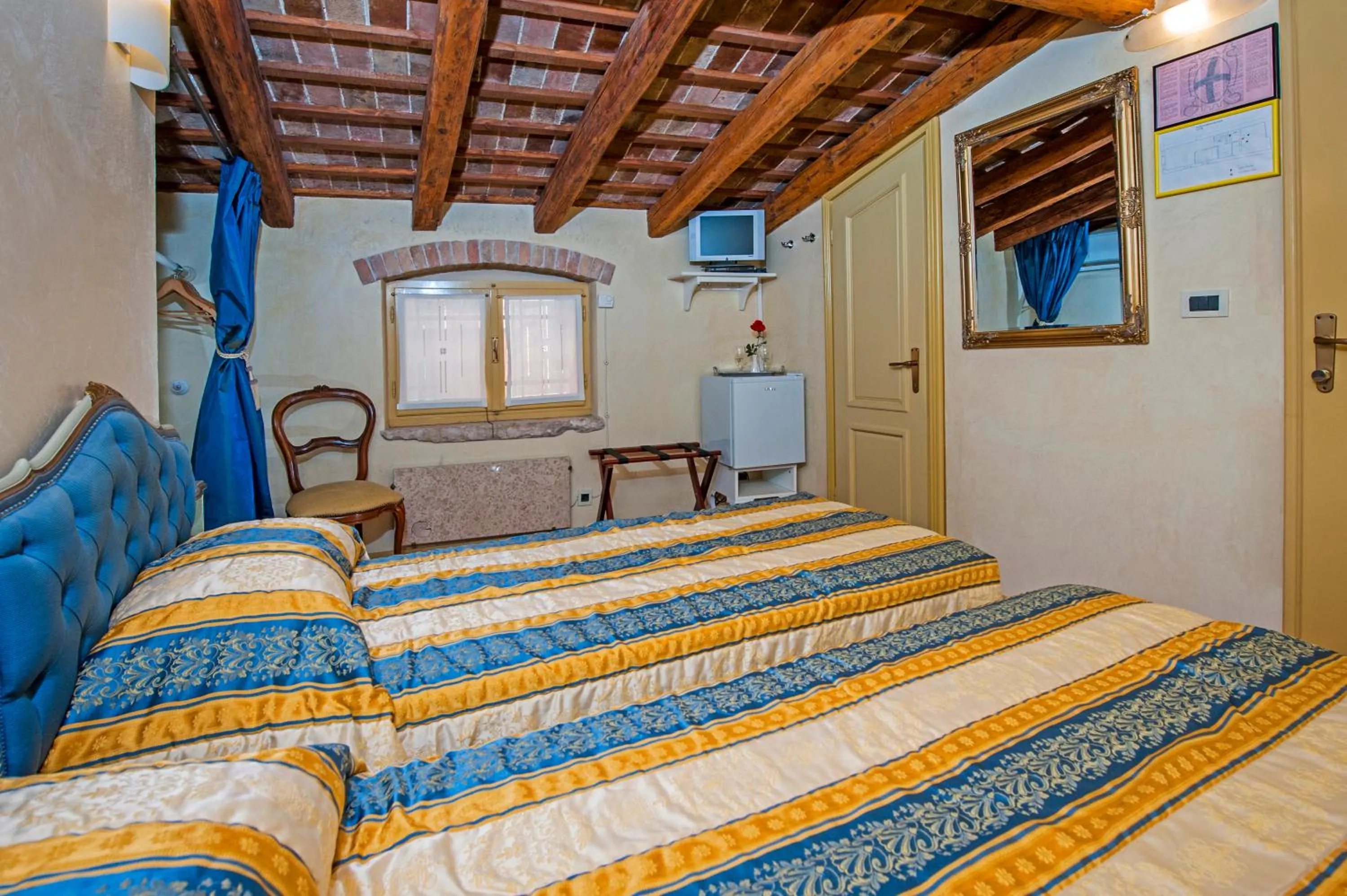 Photo of the whole room, Bed in Residence PORTA ANTICA Centro Storico