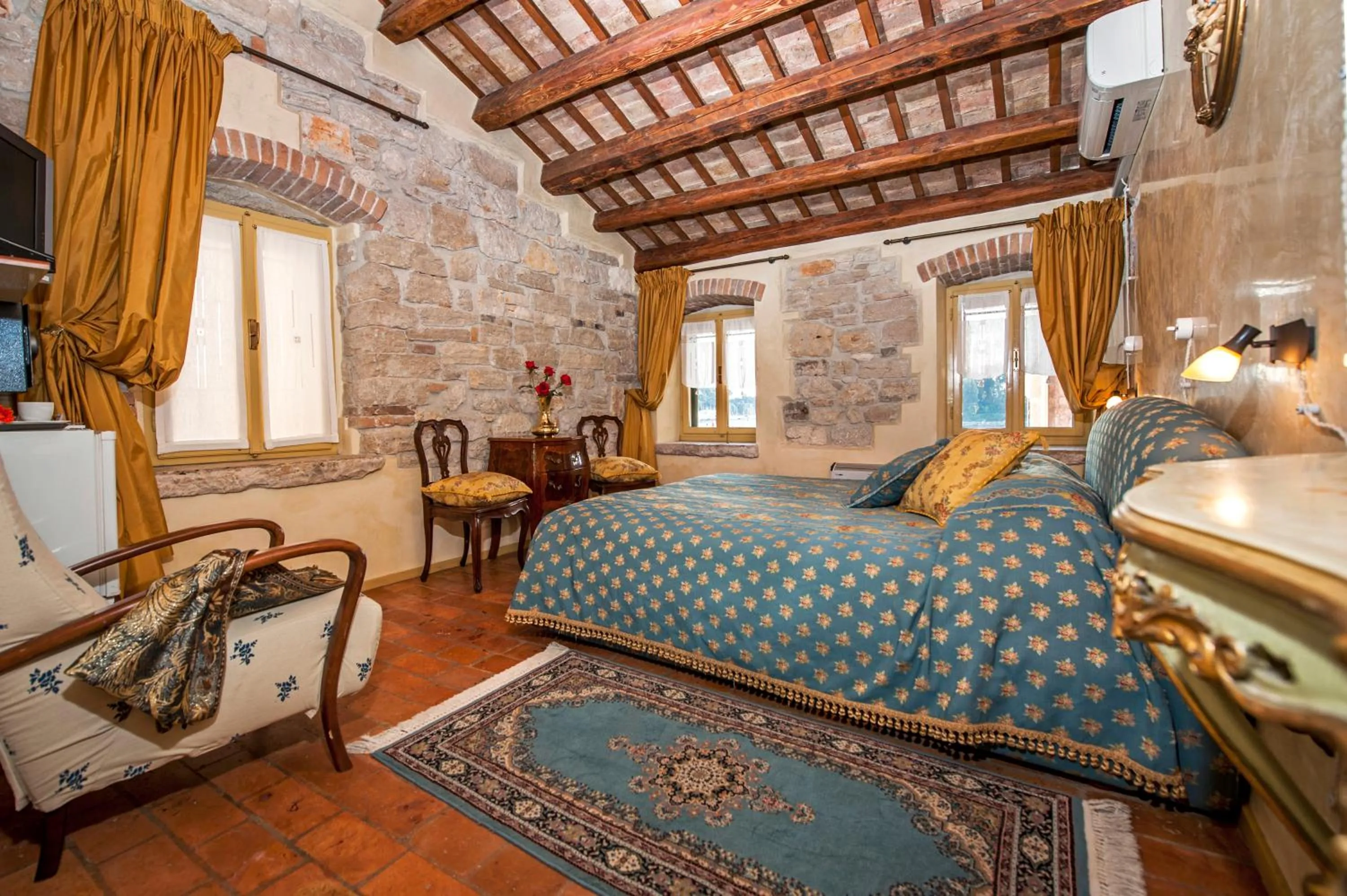 Photo of the whole room, Bed in Residence PORTA ANTICA Centro Storico