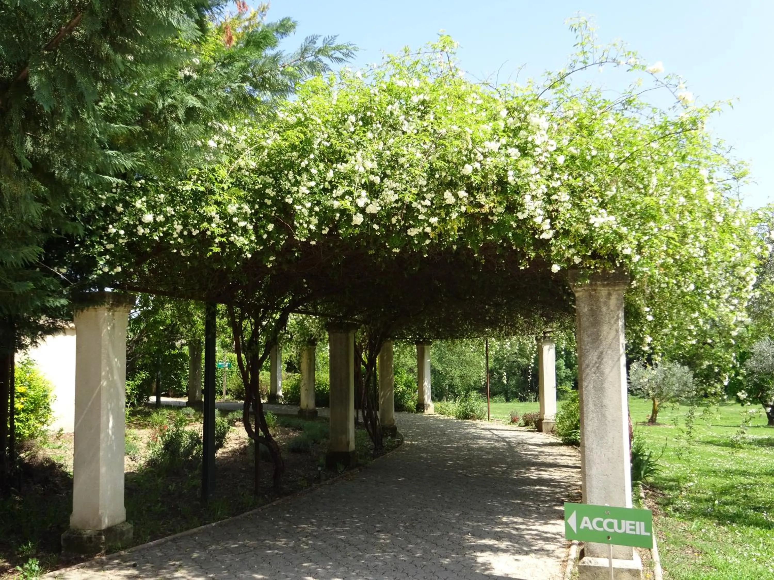 Facade/entrance in GOLF CLUB D'UZES