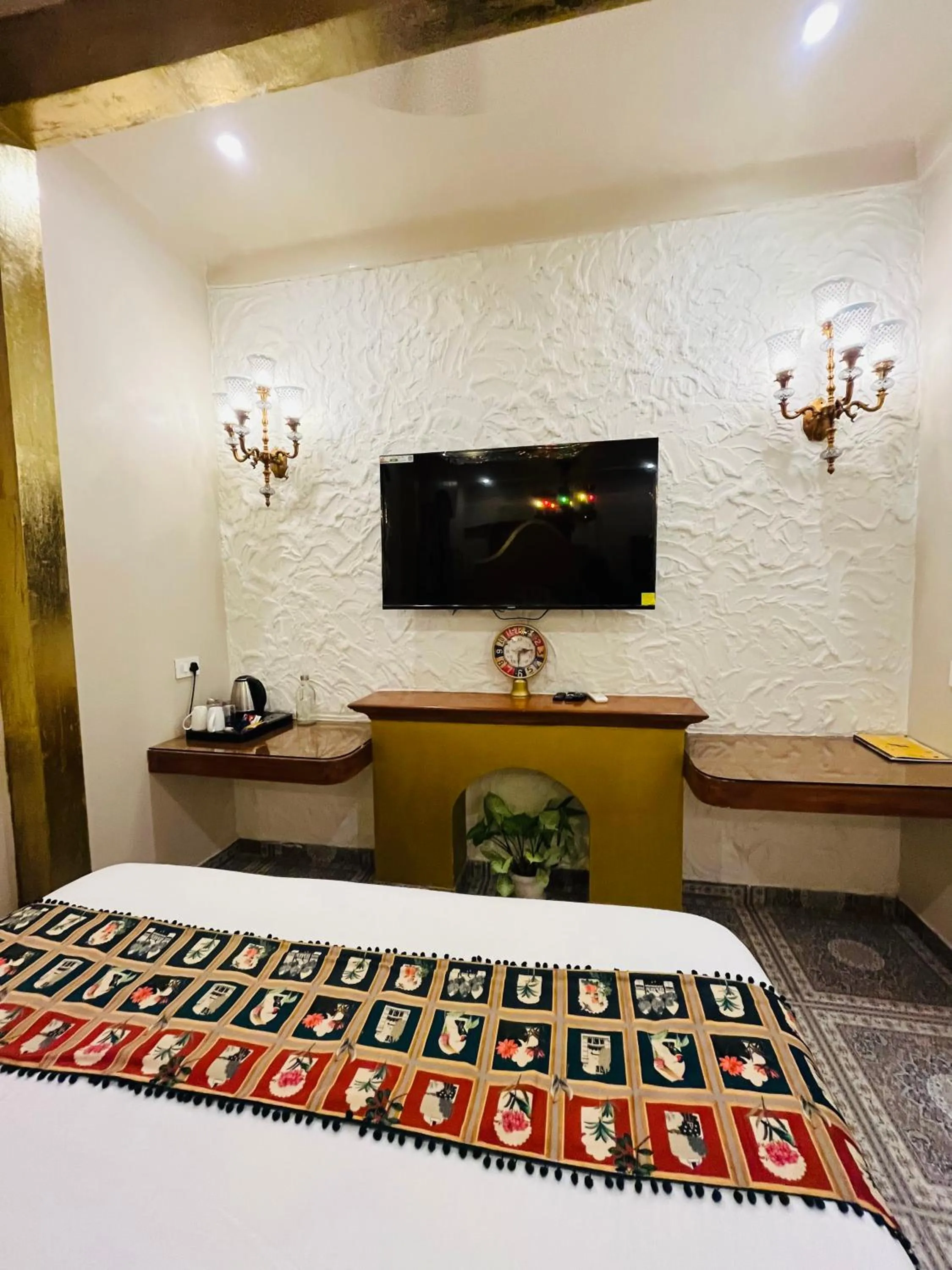 TV and multimedia, Bed in Stay Banaras - A Boutique Hotel