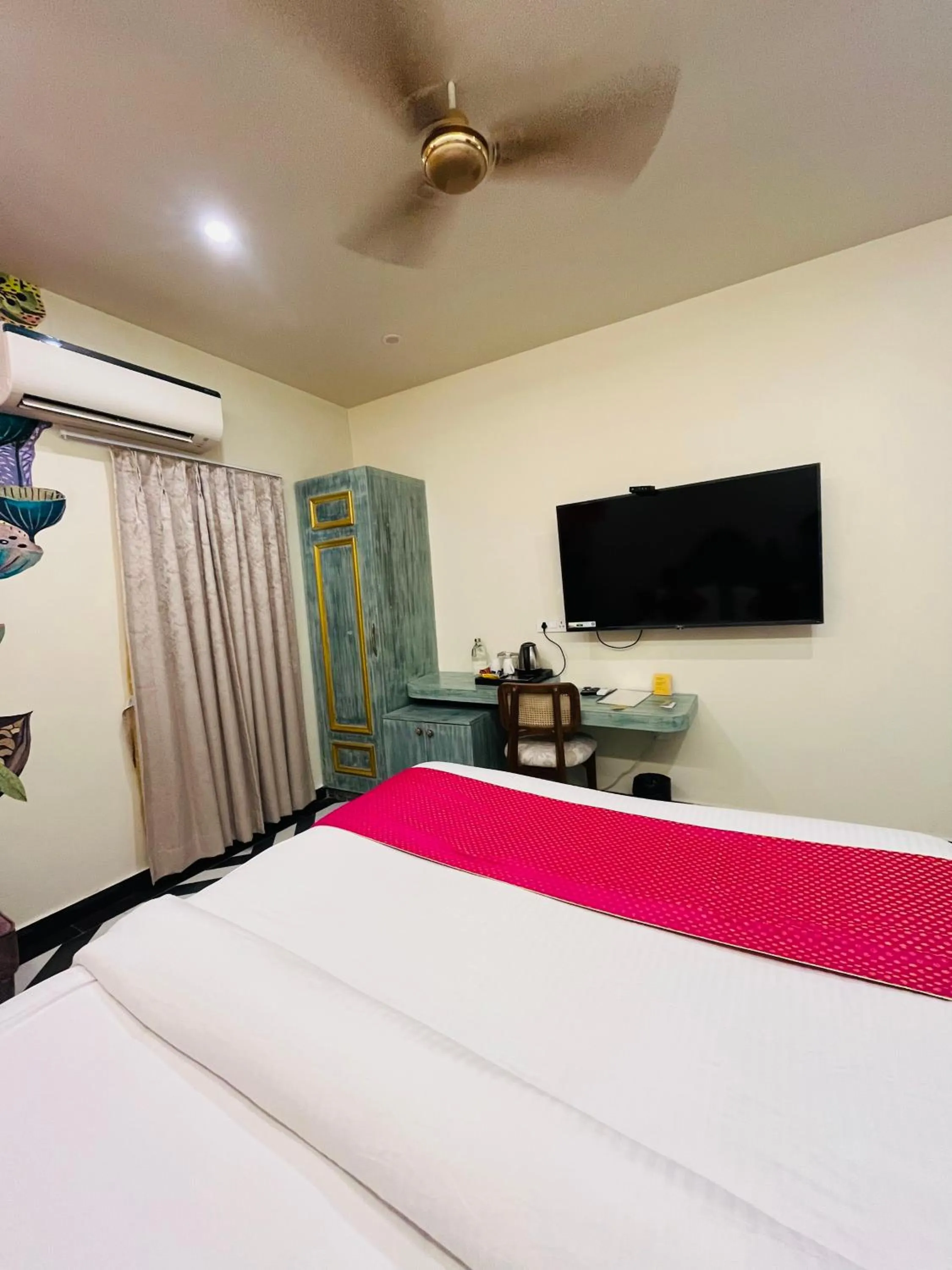 TV and multimedia, Bed in Stay Banaras - A Boutique Hotel