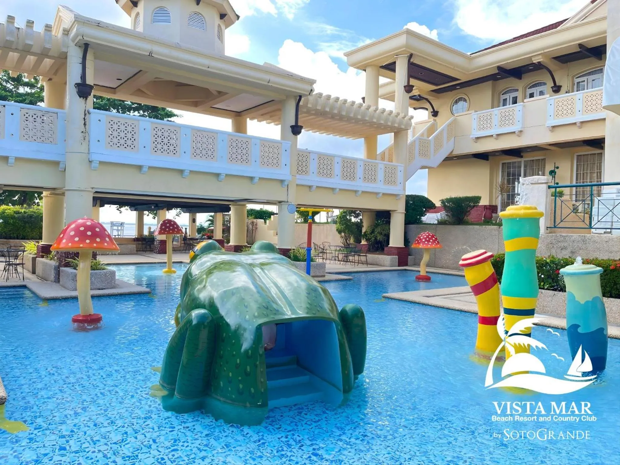 Swimming pool in Vista Mar Beach Resort & Country Club
