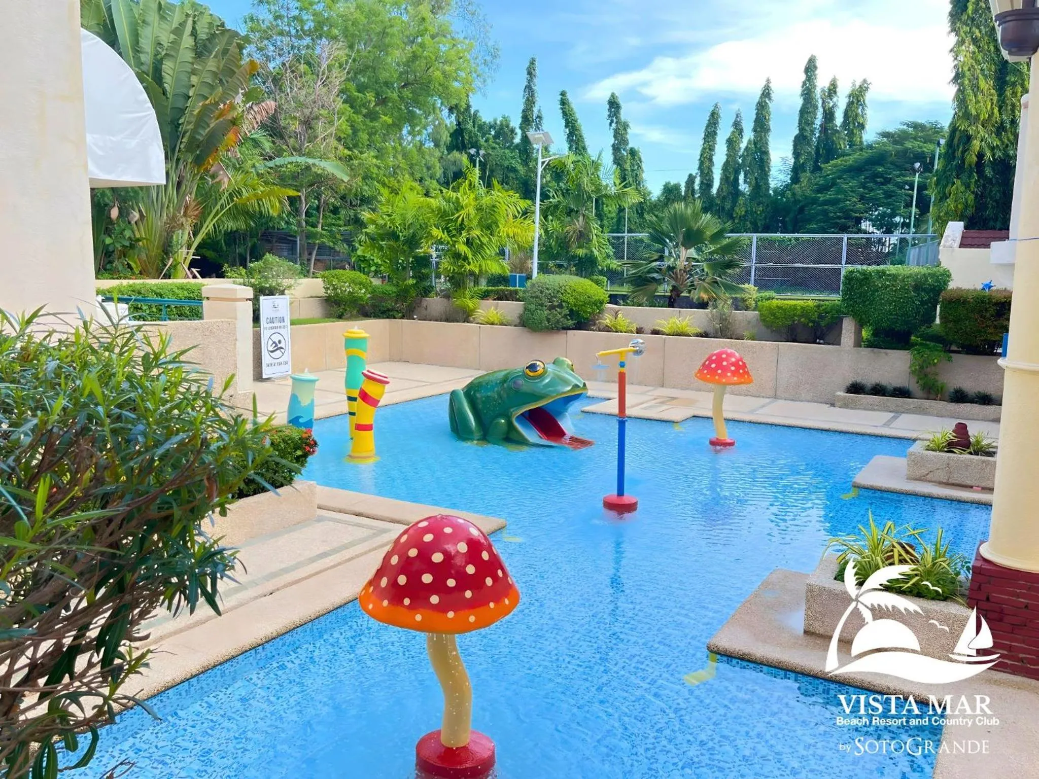 Swimming pool in Vista Mar Beach Resort & Country Club