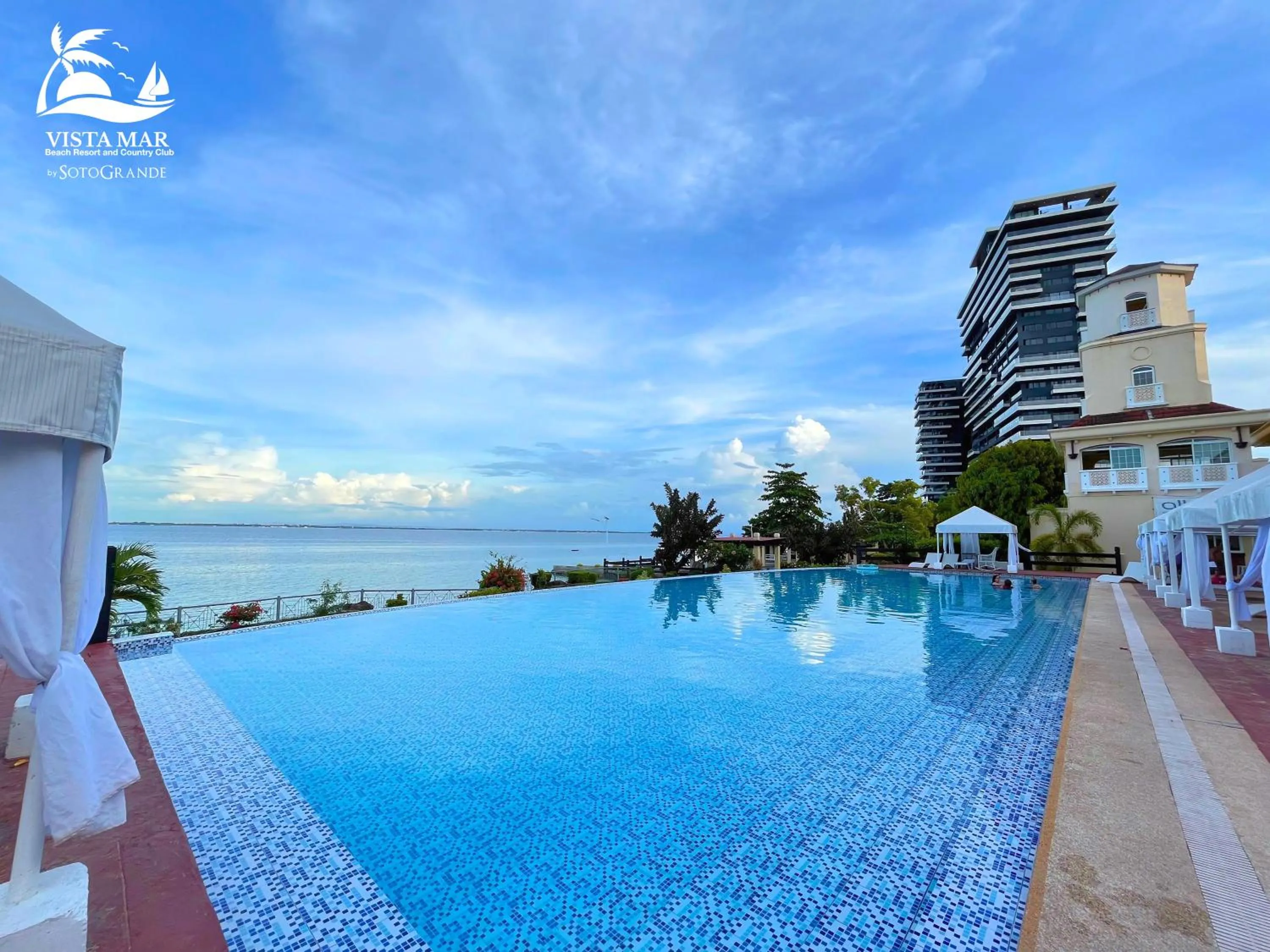 Swimming pool in Vista Mar Beach Resort & Country Club