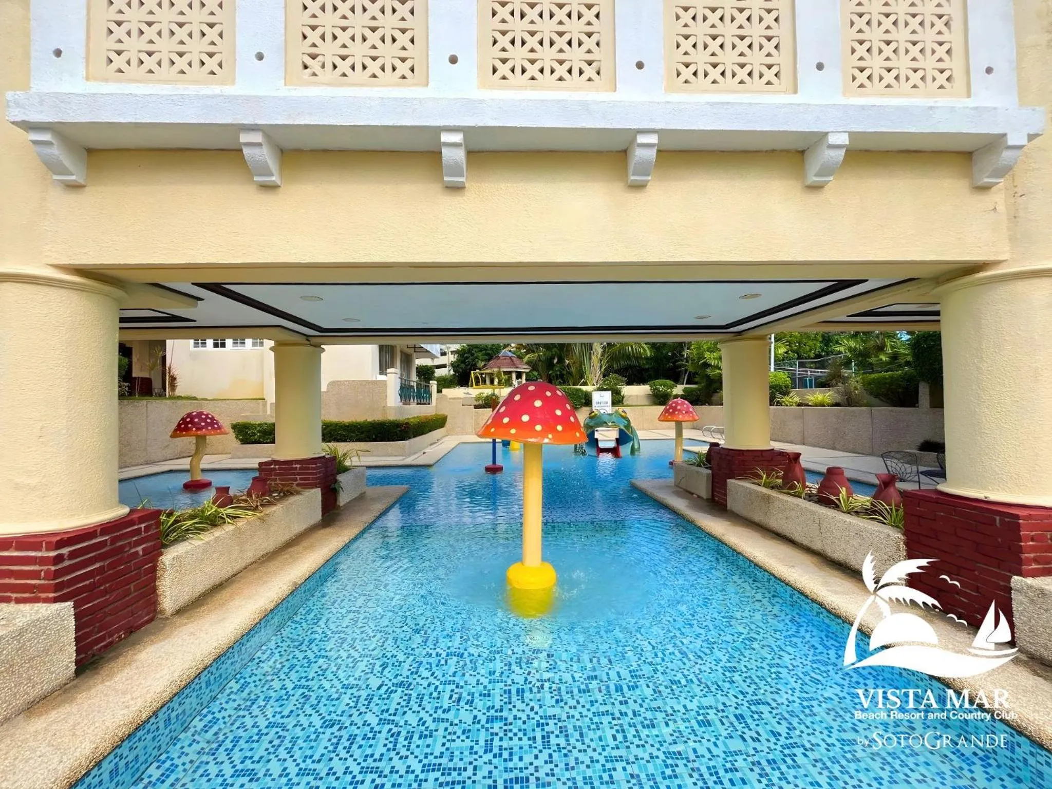 Swimming pool in Vista Mar Beach Resort & Country Club