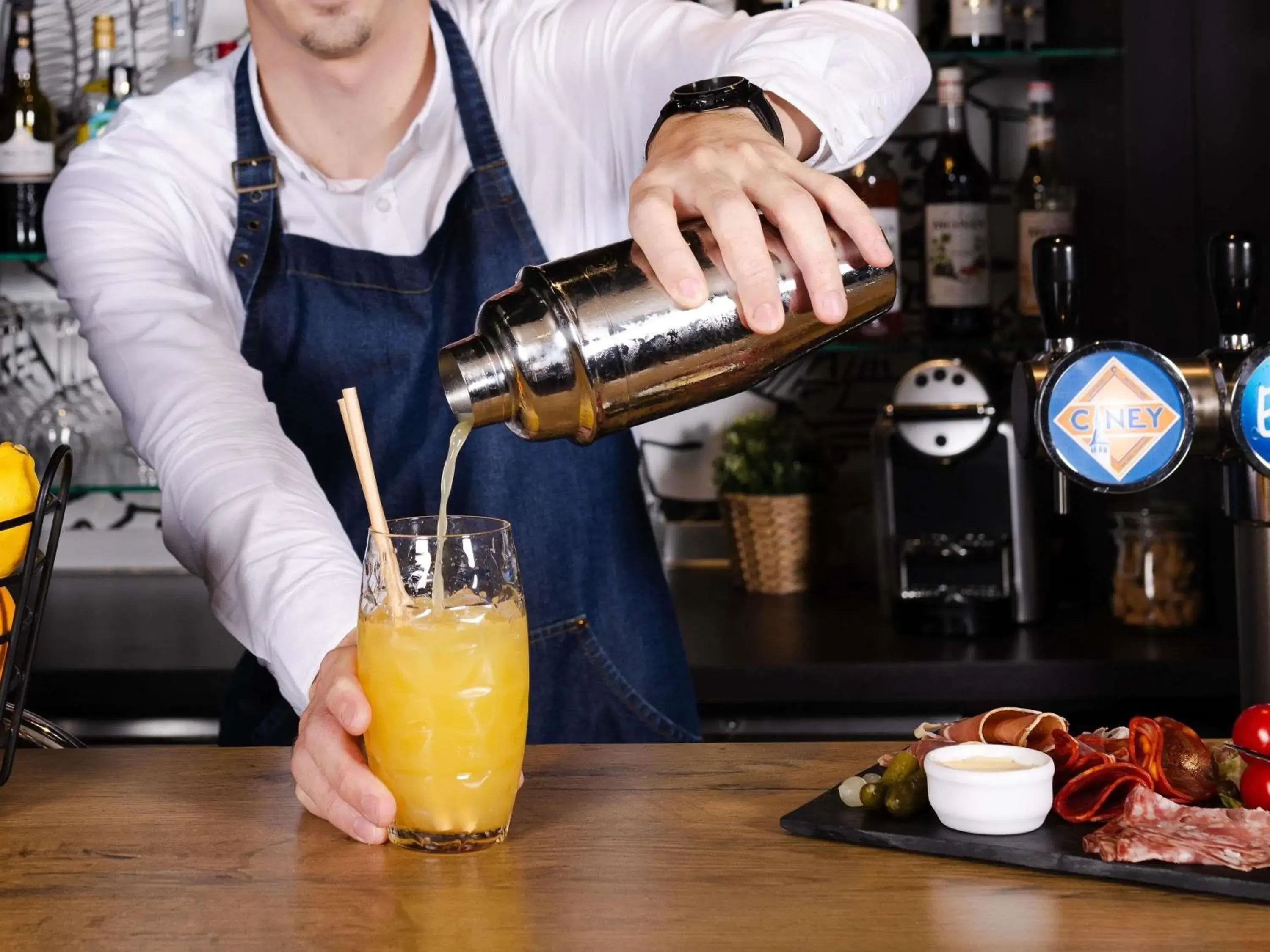 Lounge or bar in ibis Valenciennes Lounge or bar in ibis Valenciennes