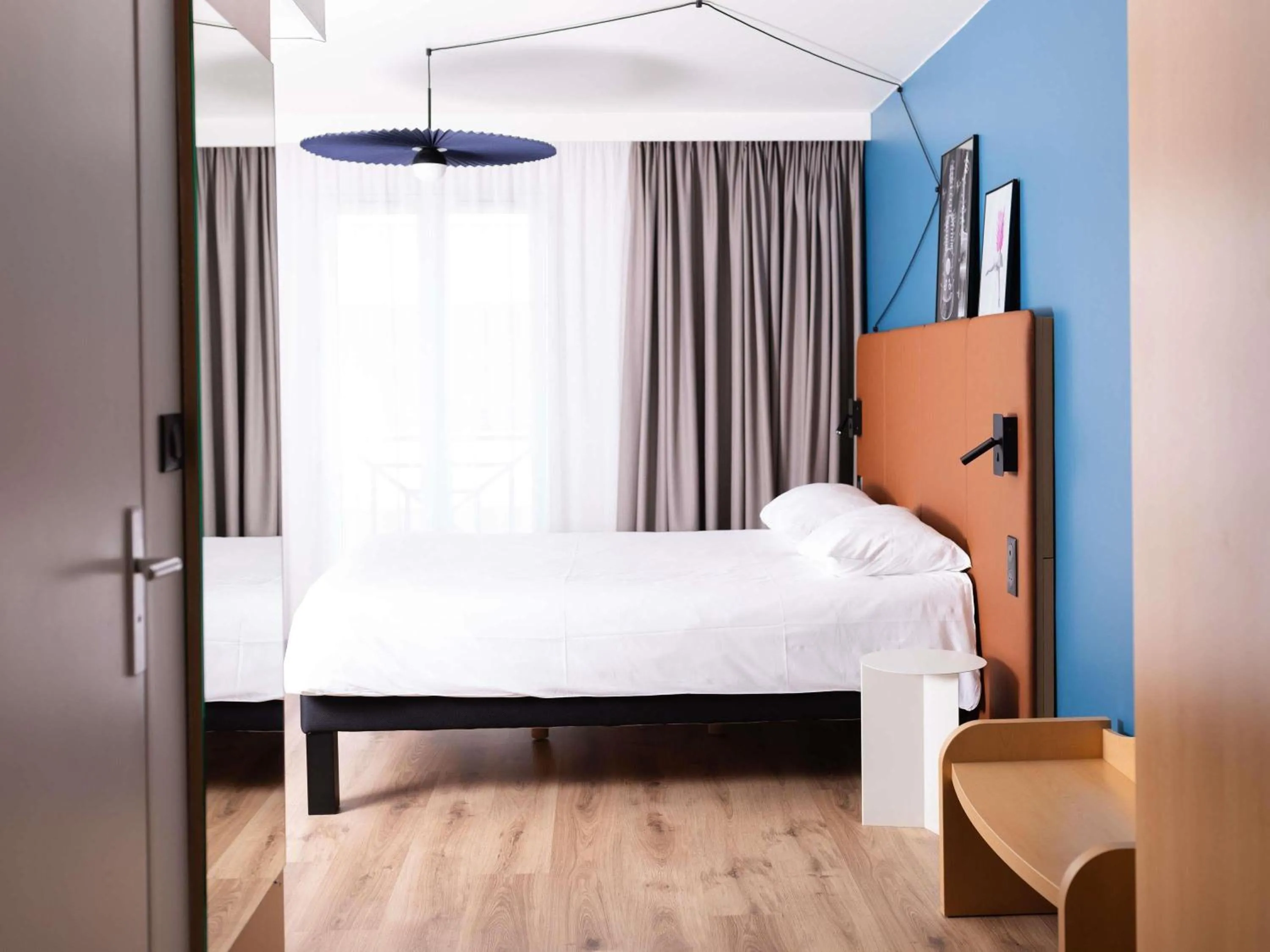 Bedroom, Bed in ibis Valenciennes