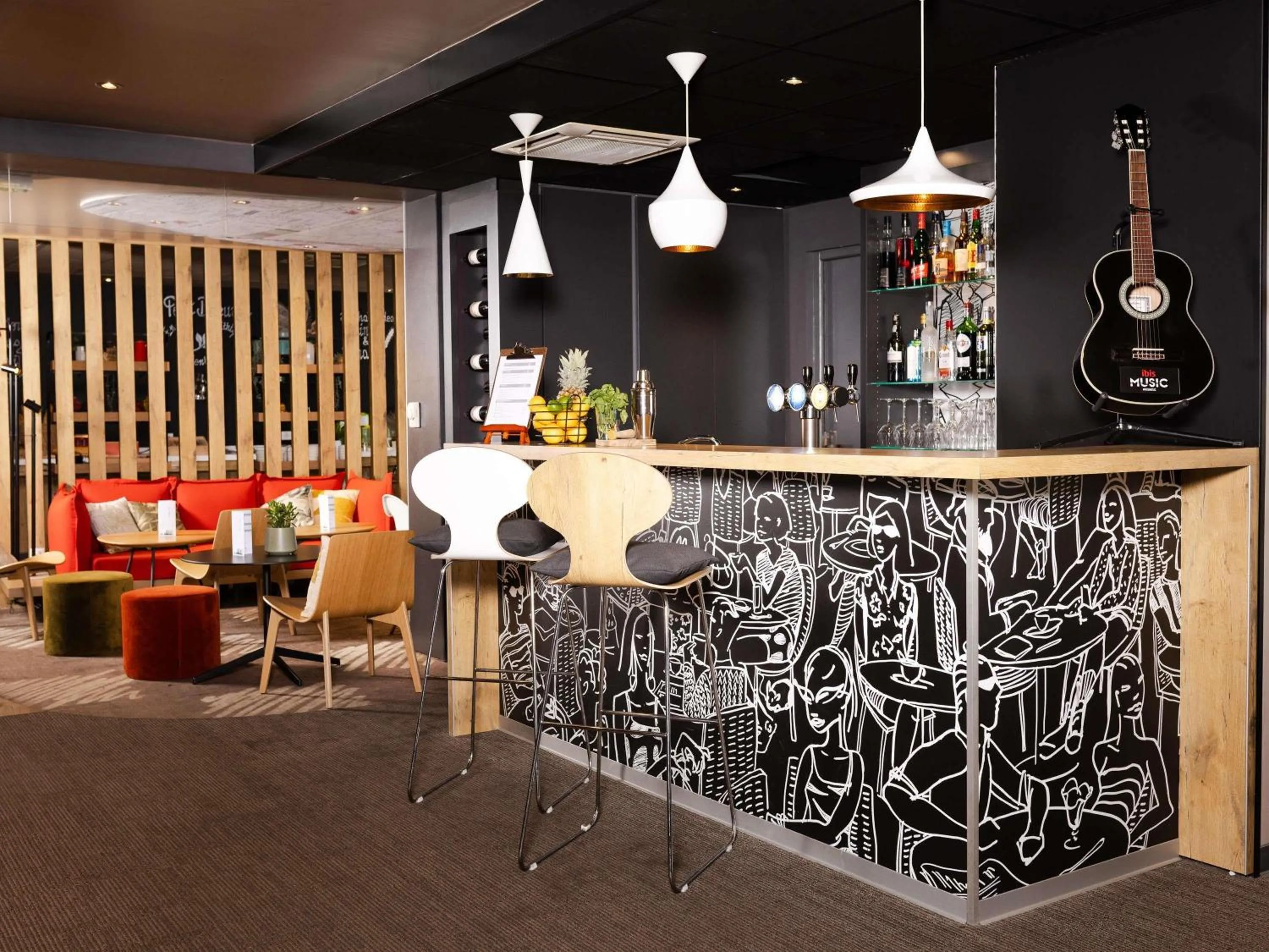 Lounge or bar in ibis Valenciennes