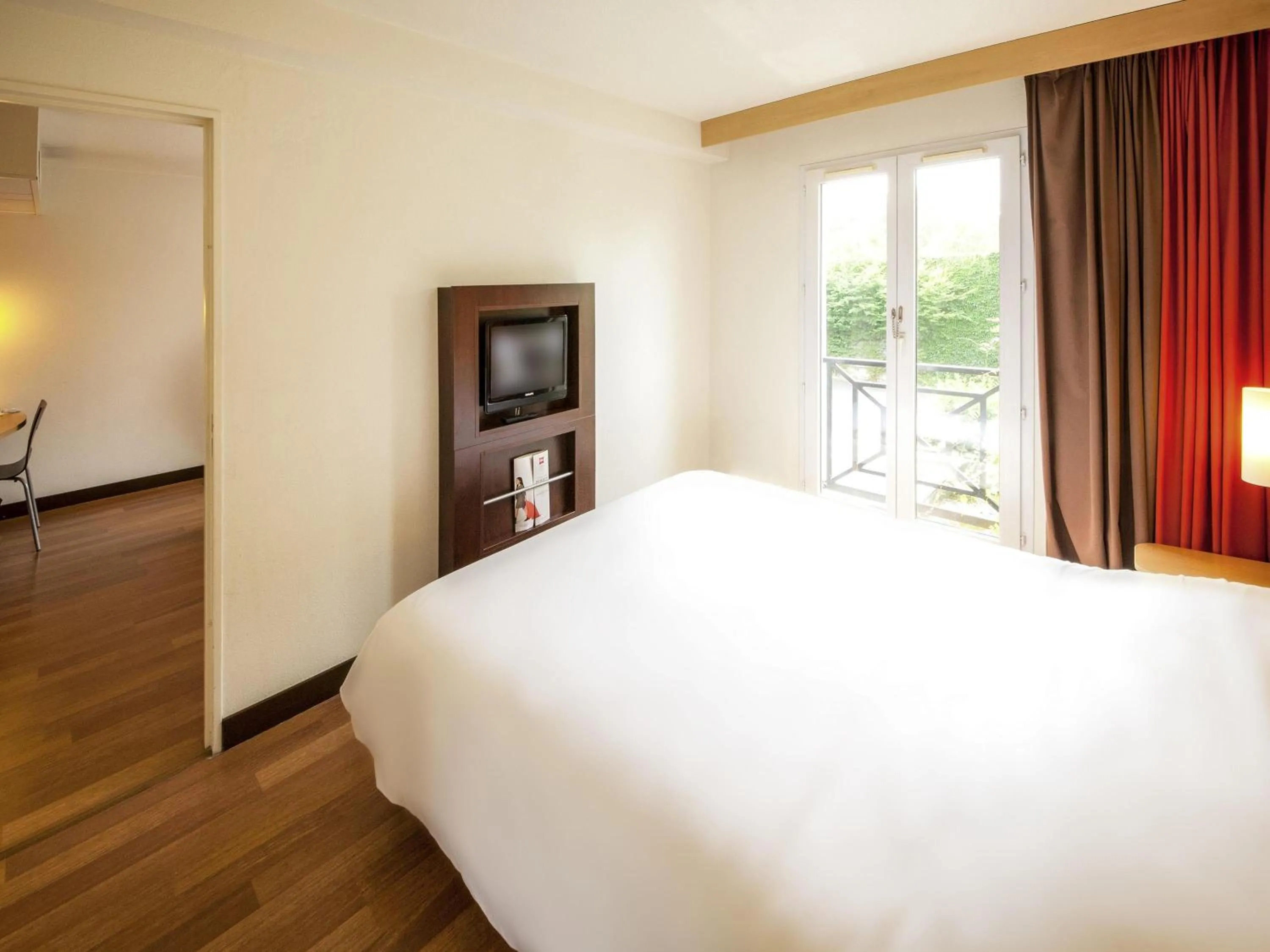 Bedroom, Bed in ibis Valenciennes