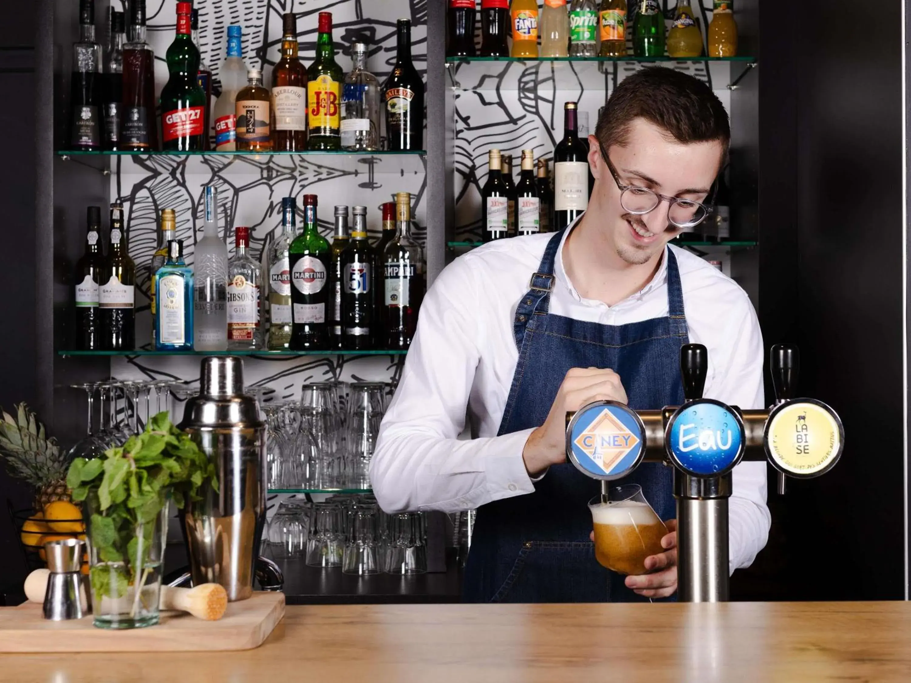 Lounge or bar in ibis Valenciennes Lounge or bar in ibis Valenciennes