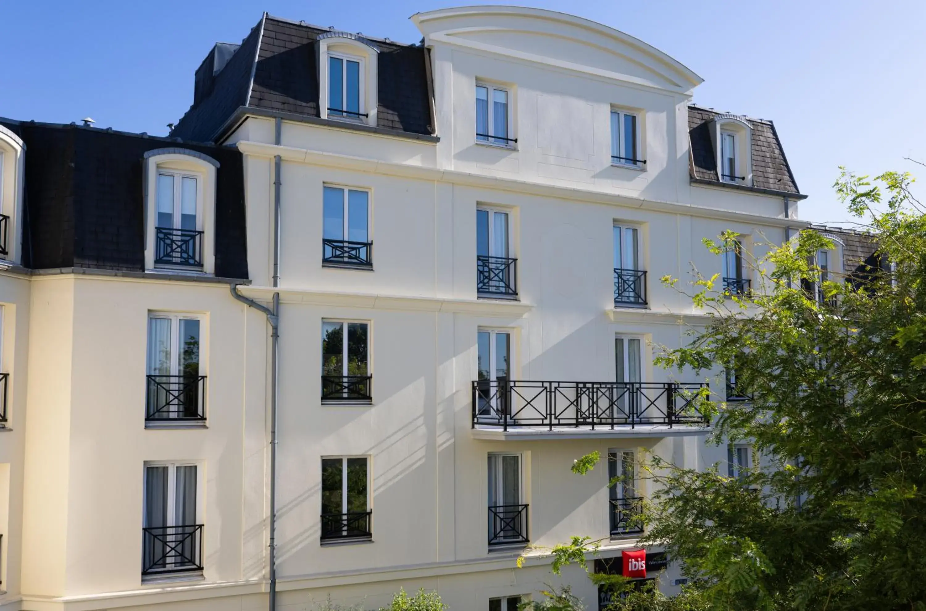 Facade/entrance in ibis Valenciennes Facade/entrance in ibis Valenciennes