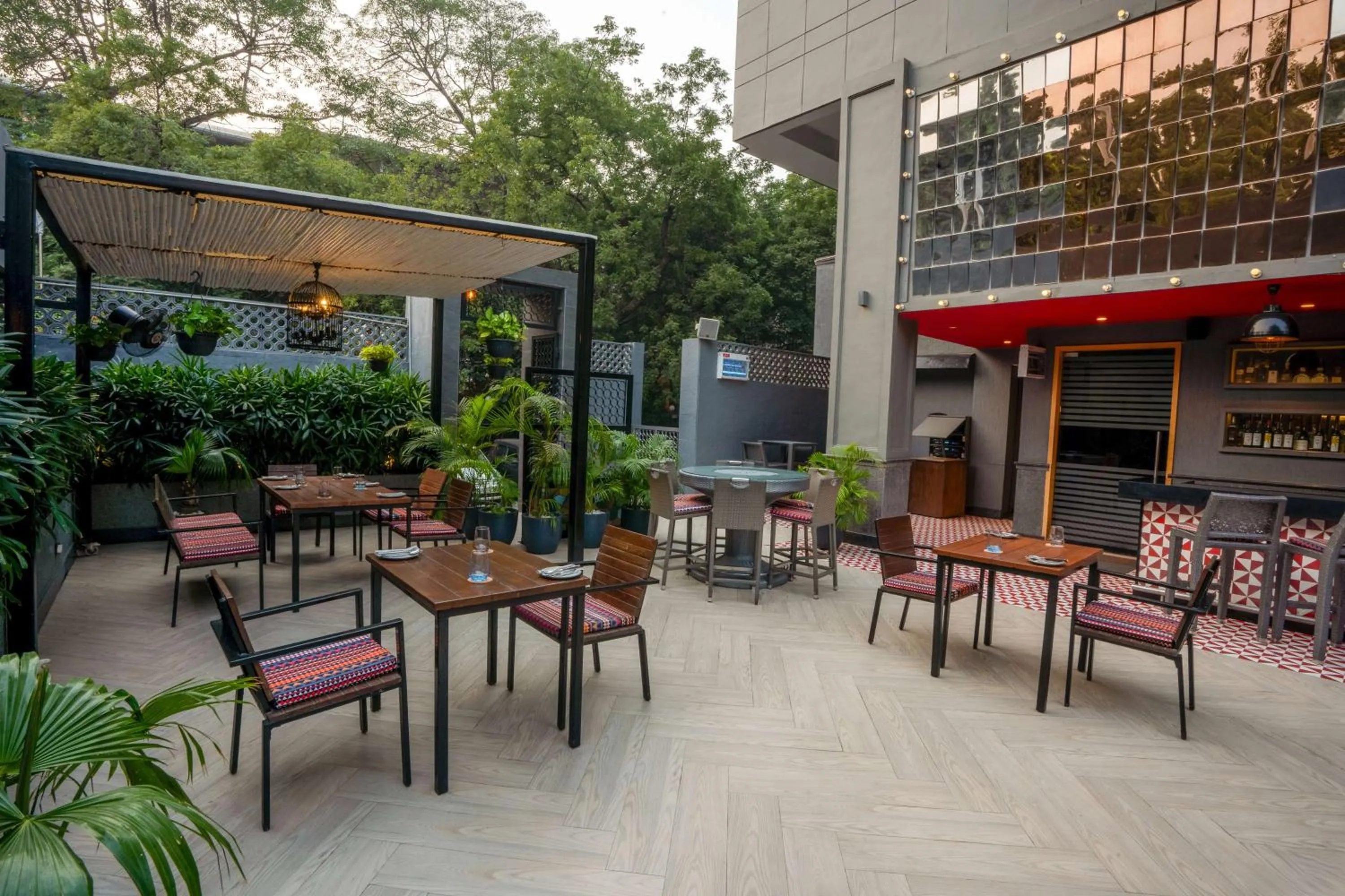 Restaurant/places to eat in Park Inn by Radisson,South Delhi