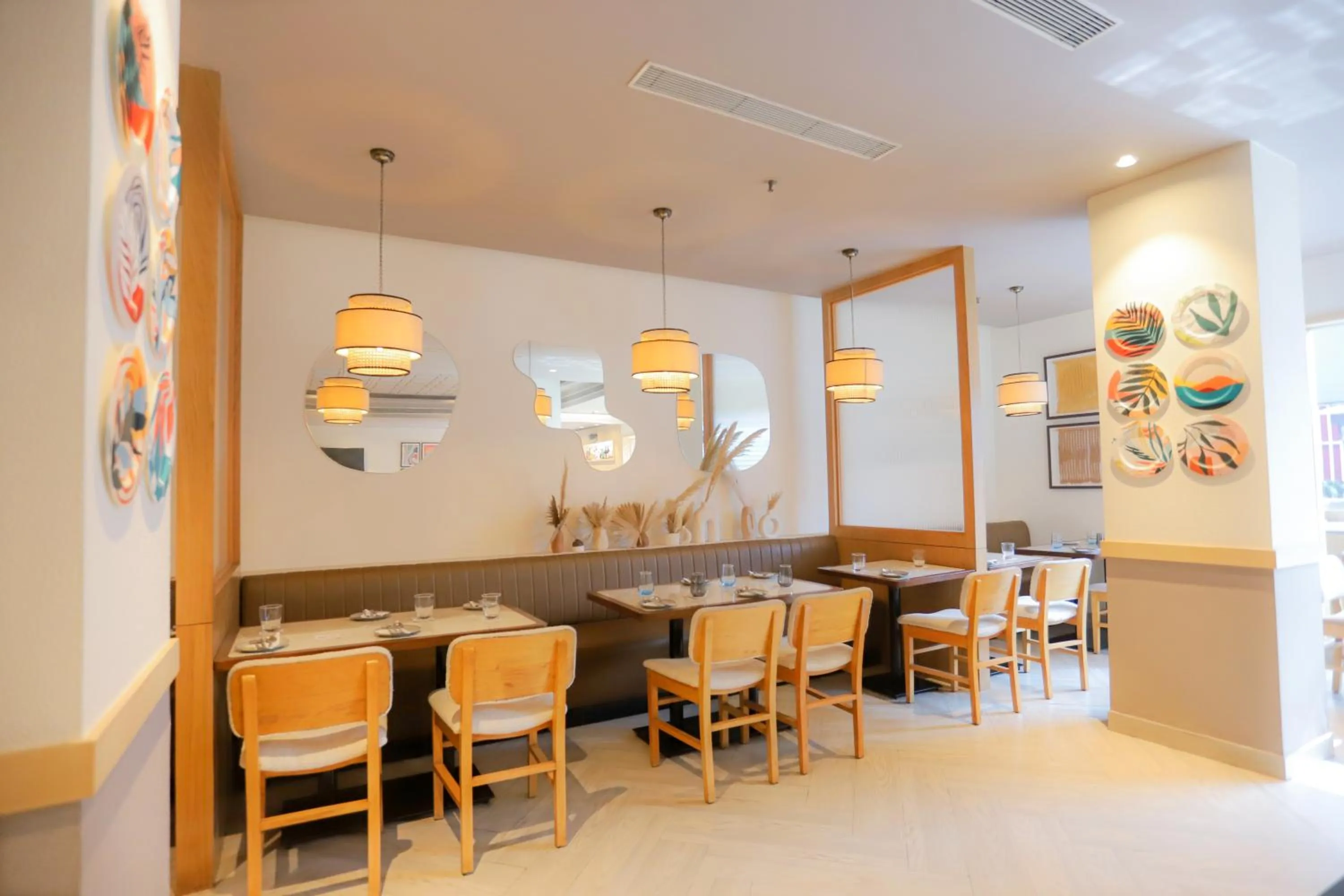 Restaurant/places to eat in Park Inn by Radisson,South Delhi