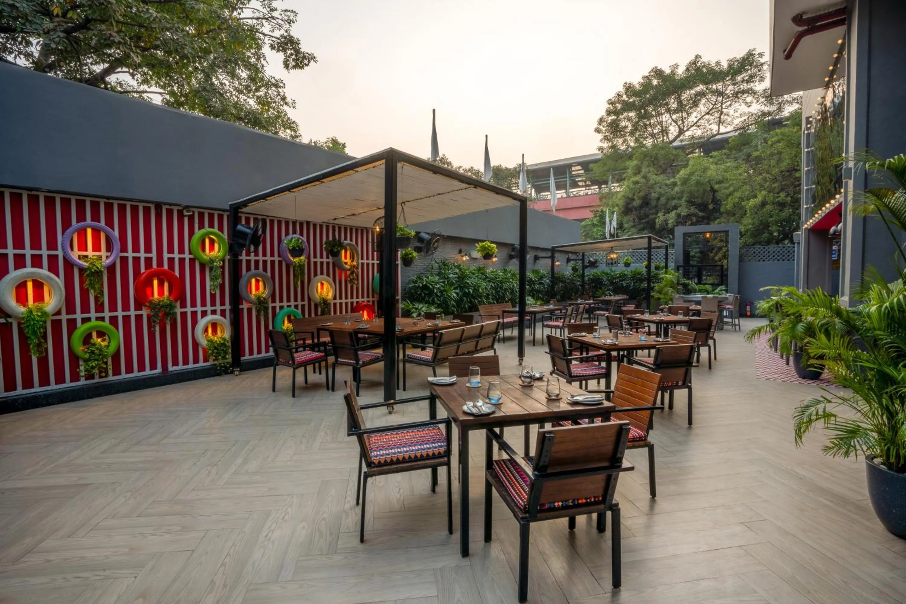 Restaurant/places to eat in Park Inn by Radisson,South Delhi