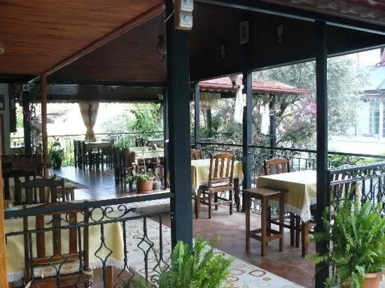 Restaurant/places to eat in Akay Hotel