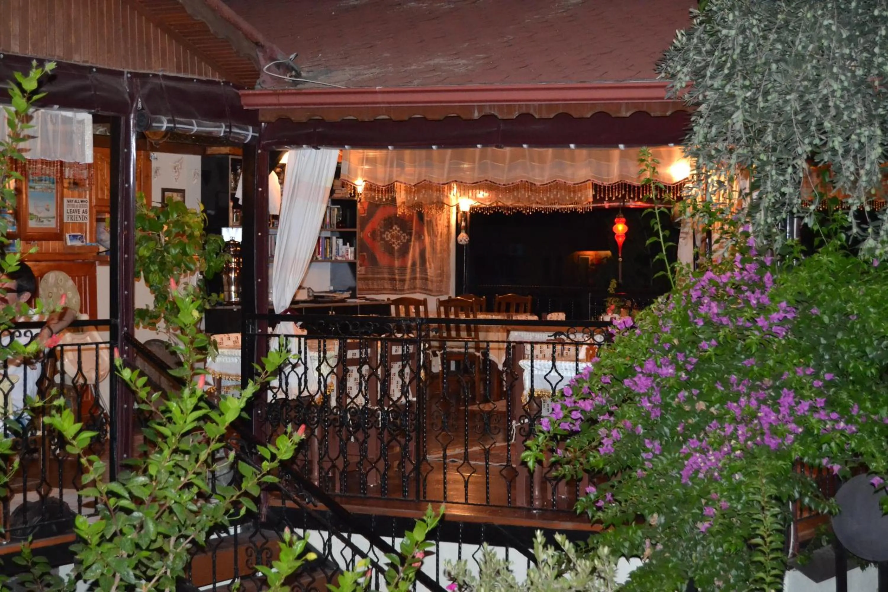 Restaurant/places to eat in Akay Hotel