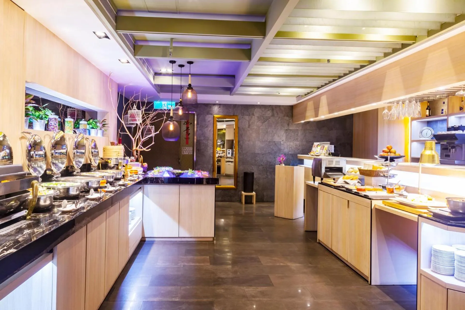 Restaurant/places to eat in Pacific Business Hotel