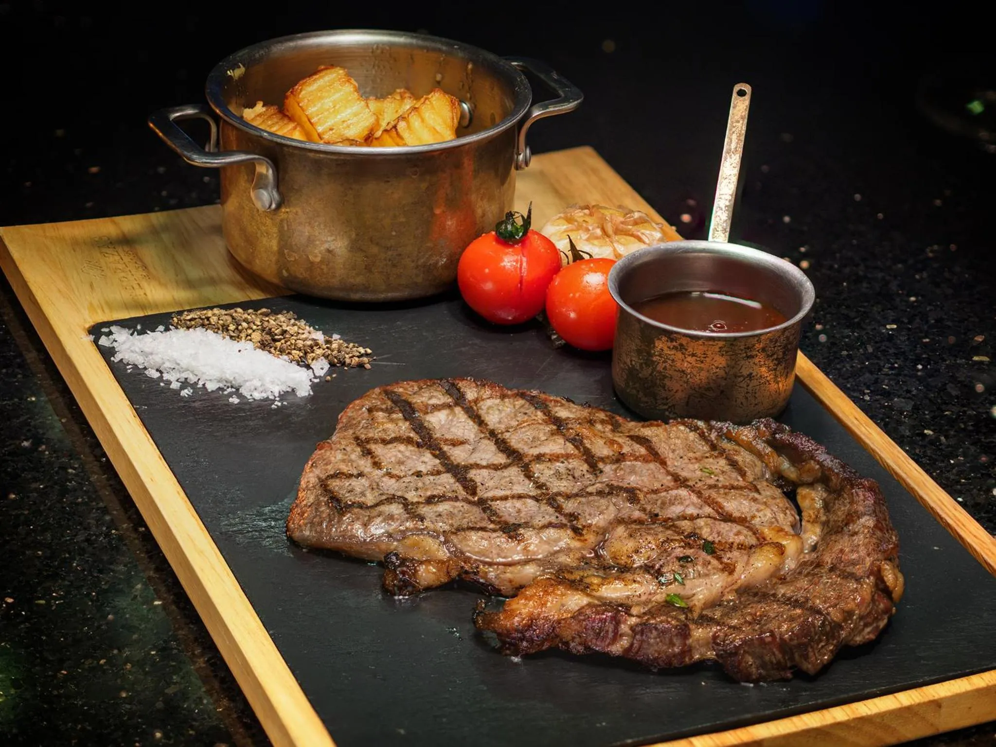 Food and drinks in Hotel Muse Bangkok, Autograph Collection