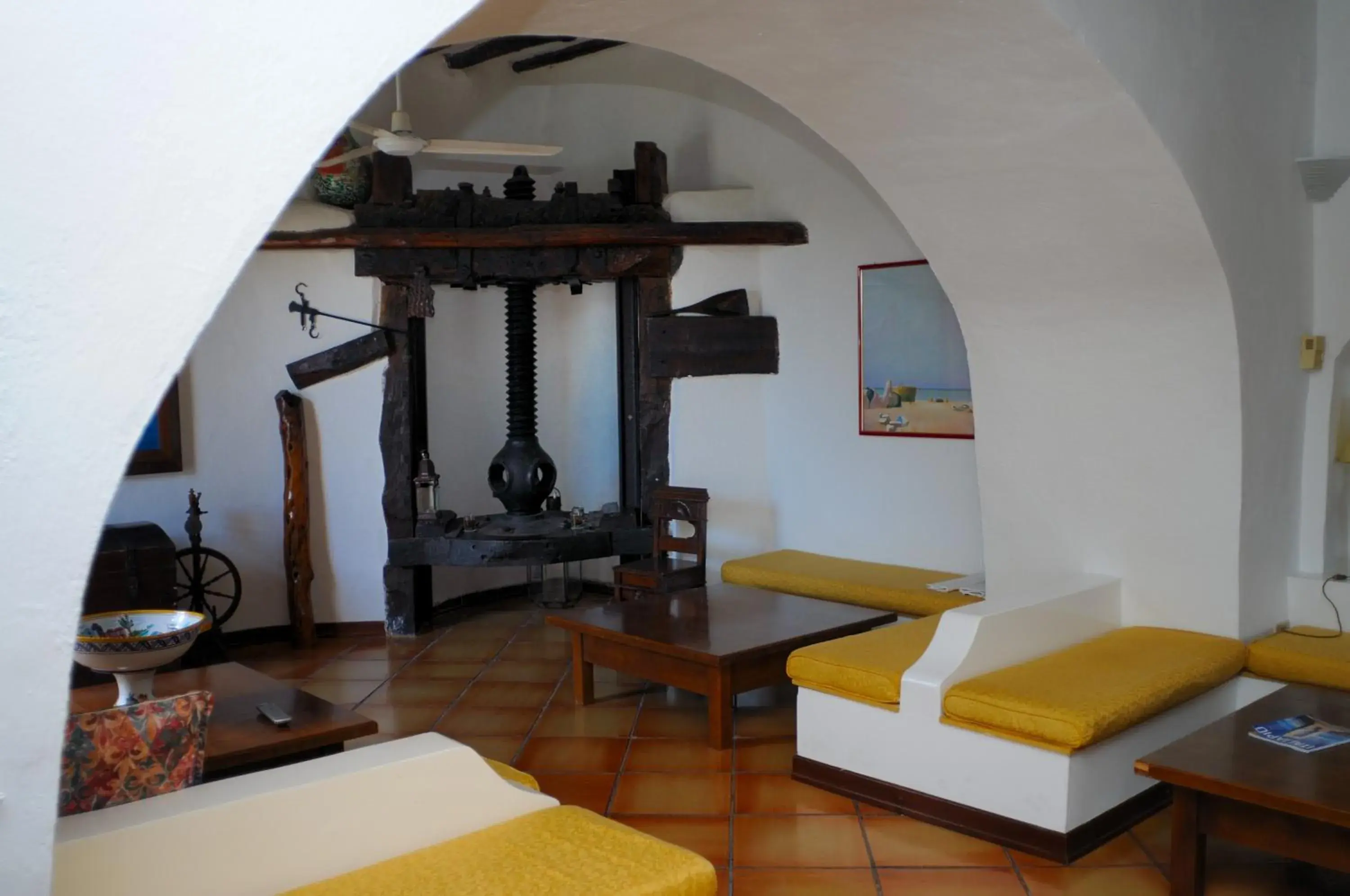 Communal lounge/ TV room, Seating Area in Hotel Cincotta