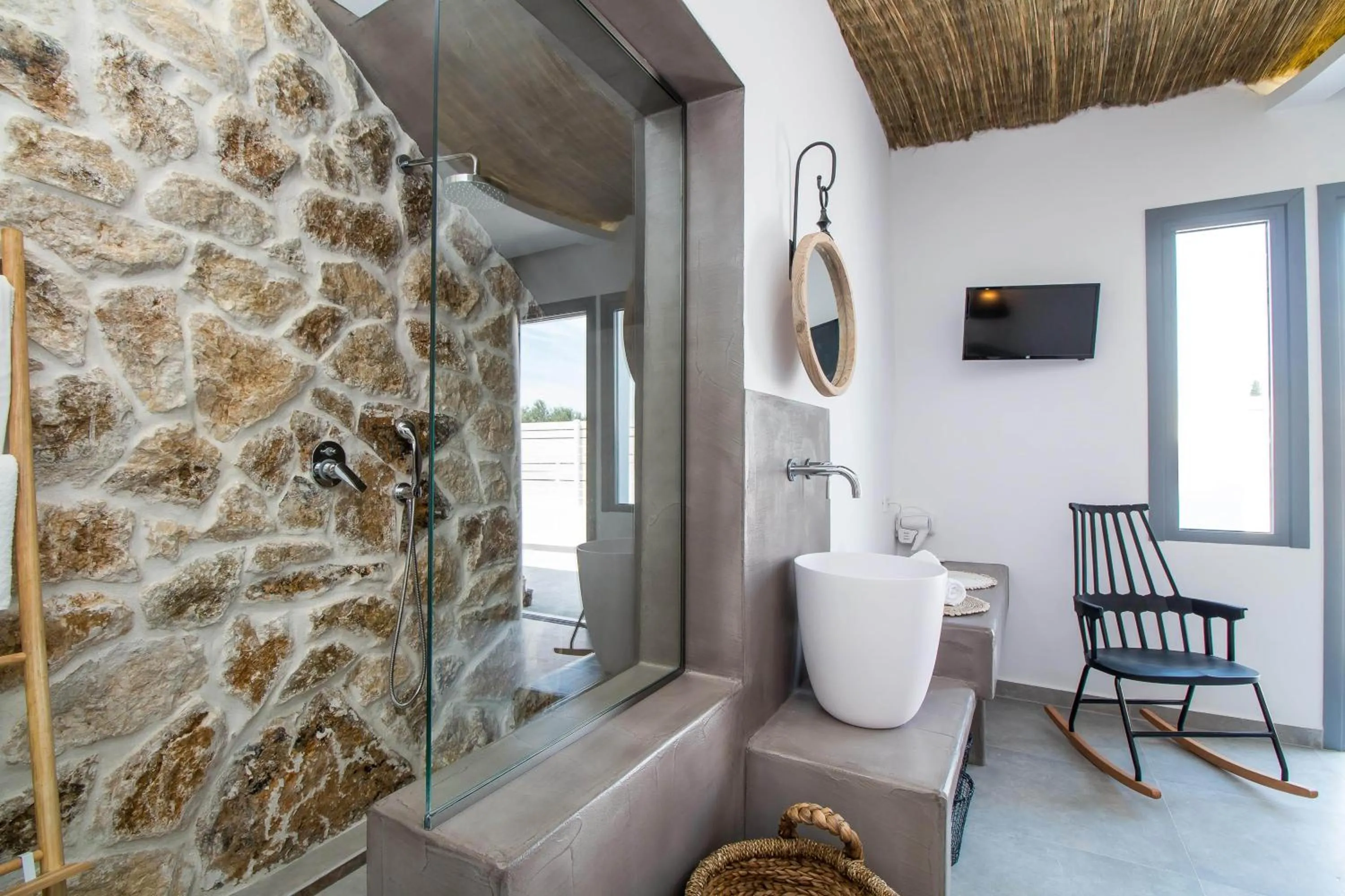 TV and multimedia in Malibu Boutique Studios & Bungalows