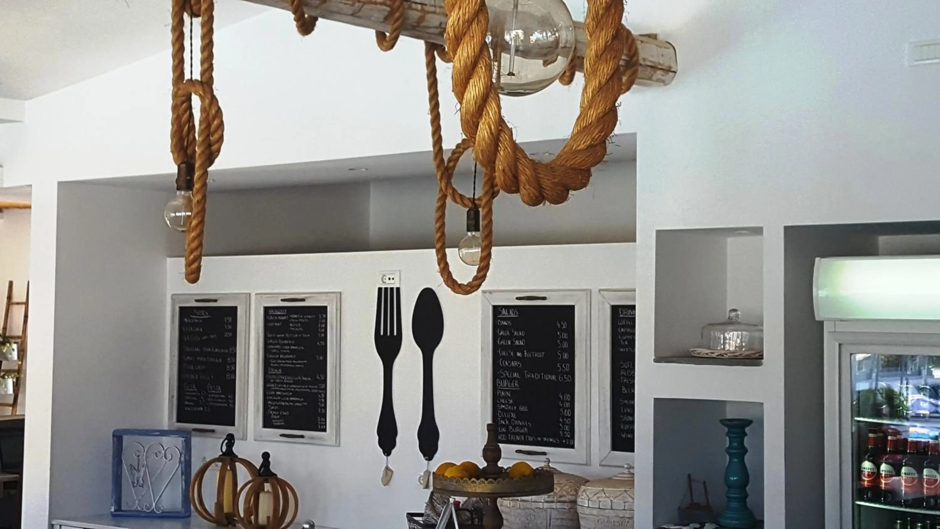 Restaurant/places to eat in Malibu Boutique Studios & Bungalows