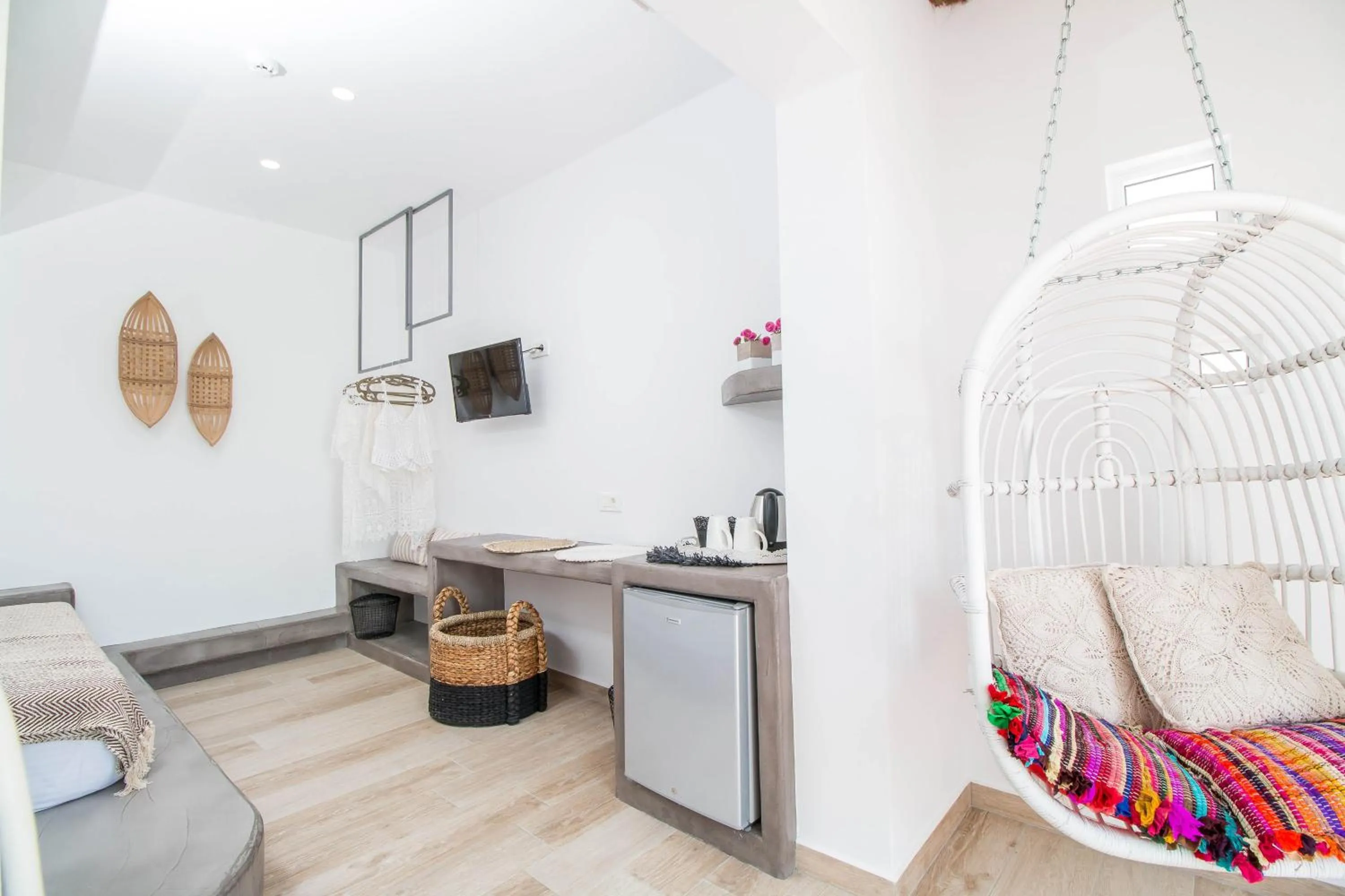 TV and multimedia in Malibu Boutique Studios & Bungalows