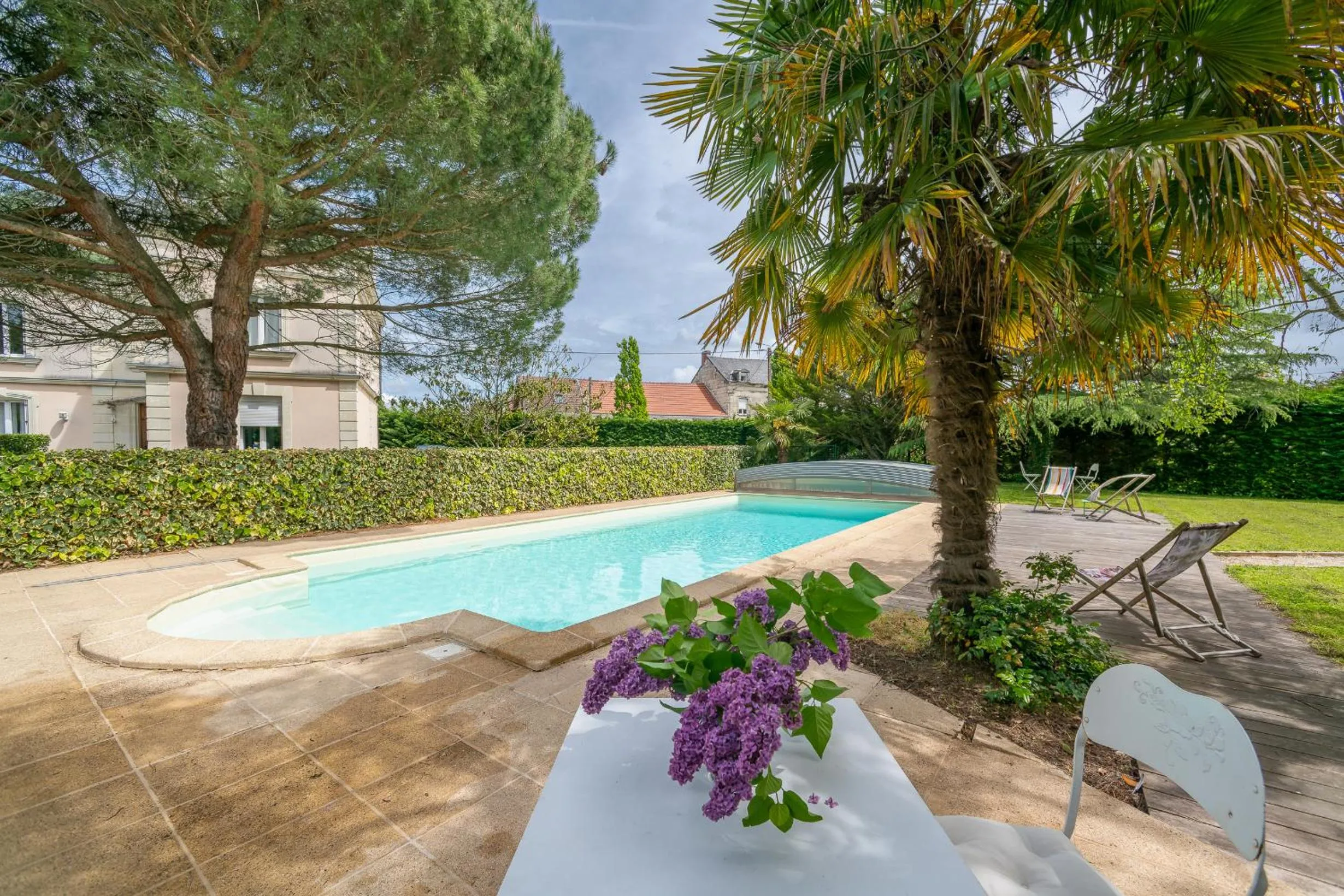 Swimming pool in Maison d'hôtes Villa Richelieu