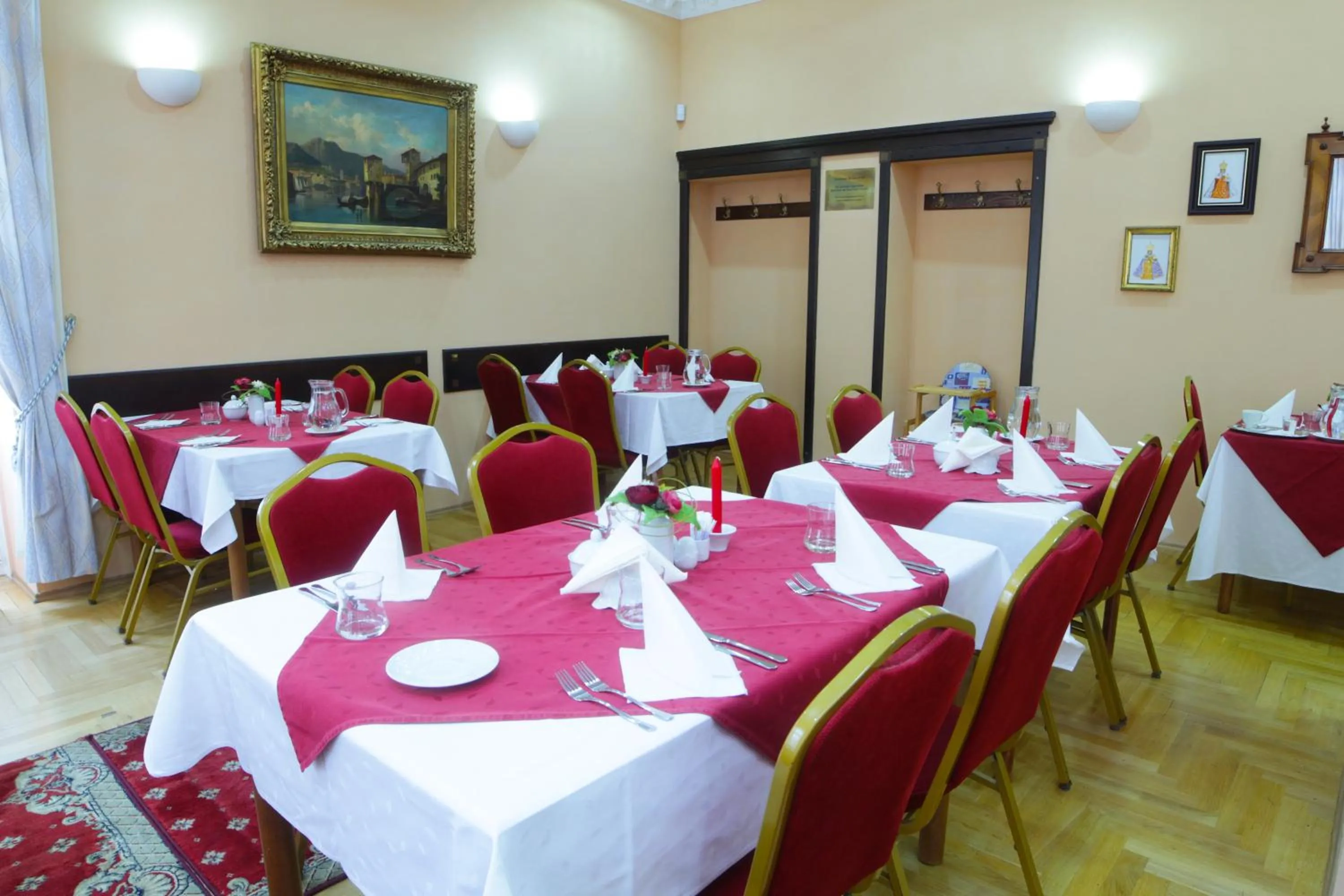 Restaurant/places to eat in Hotel Pavlov